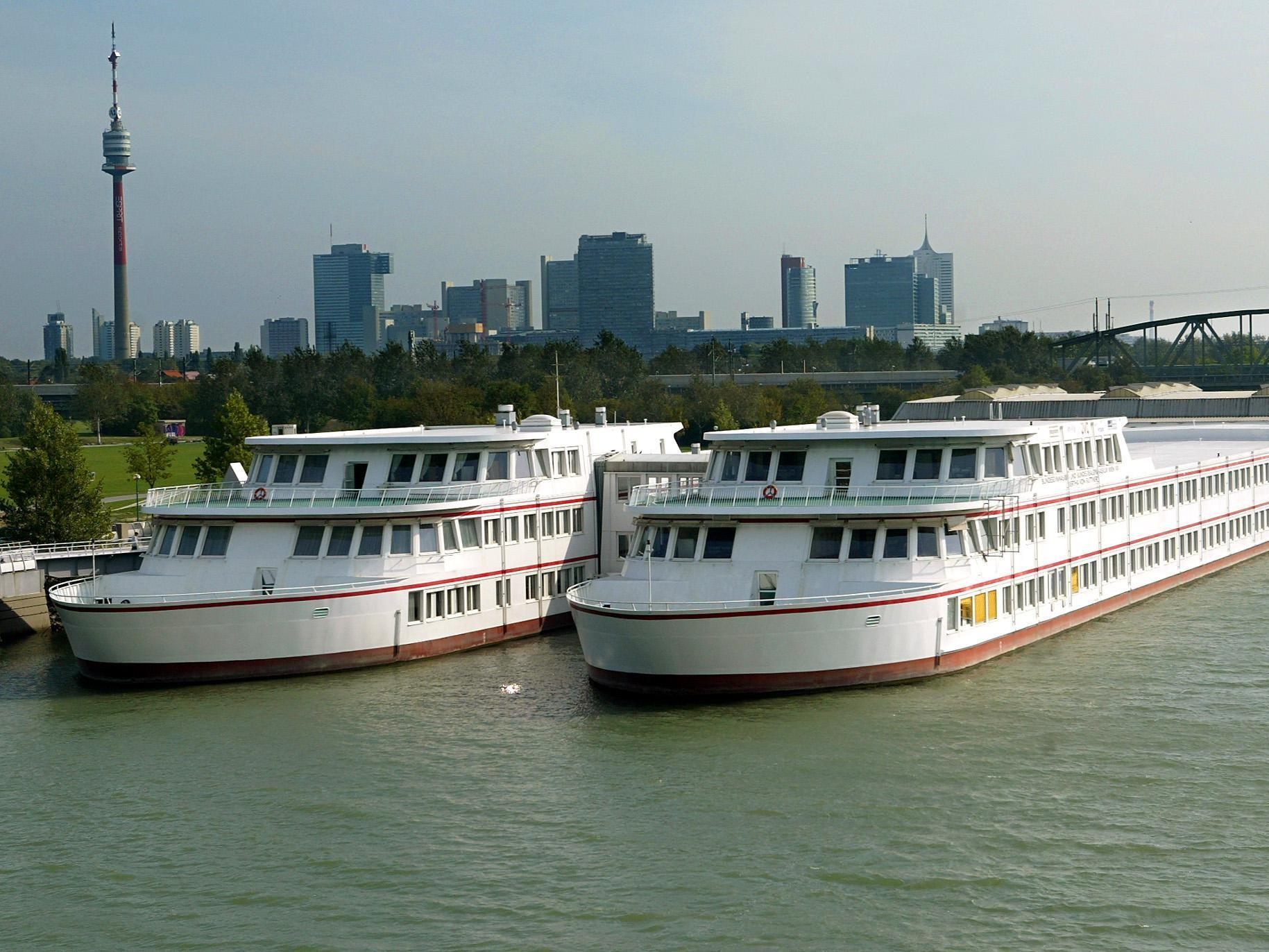 Das schwimmende Gymnasium hätte ursprünglich vor der Urania liegen sollen.