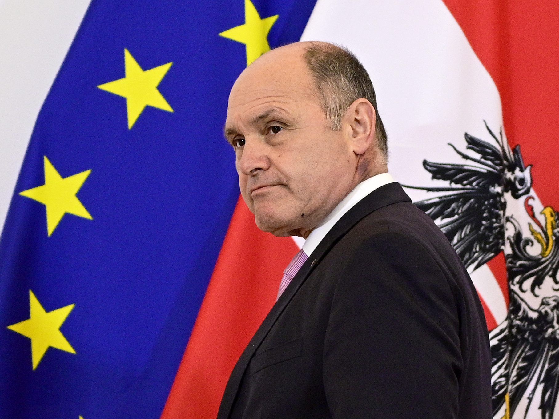 Wenige Tage vor dem Regierungswechsel kaufte Sobotka sechs Airbus-Hubschrauber. Wenige Tage vor dem Regierungswechsel kaufte Sobotka sechs Airbus-Hubschrauber.