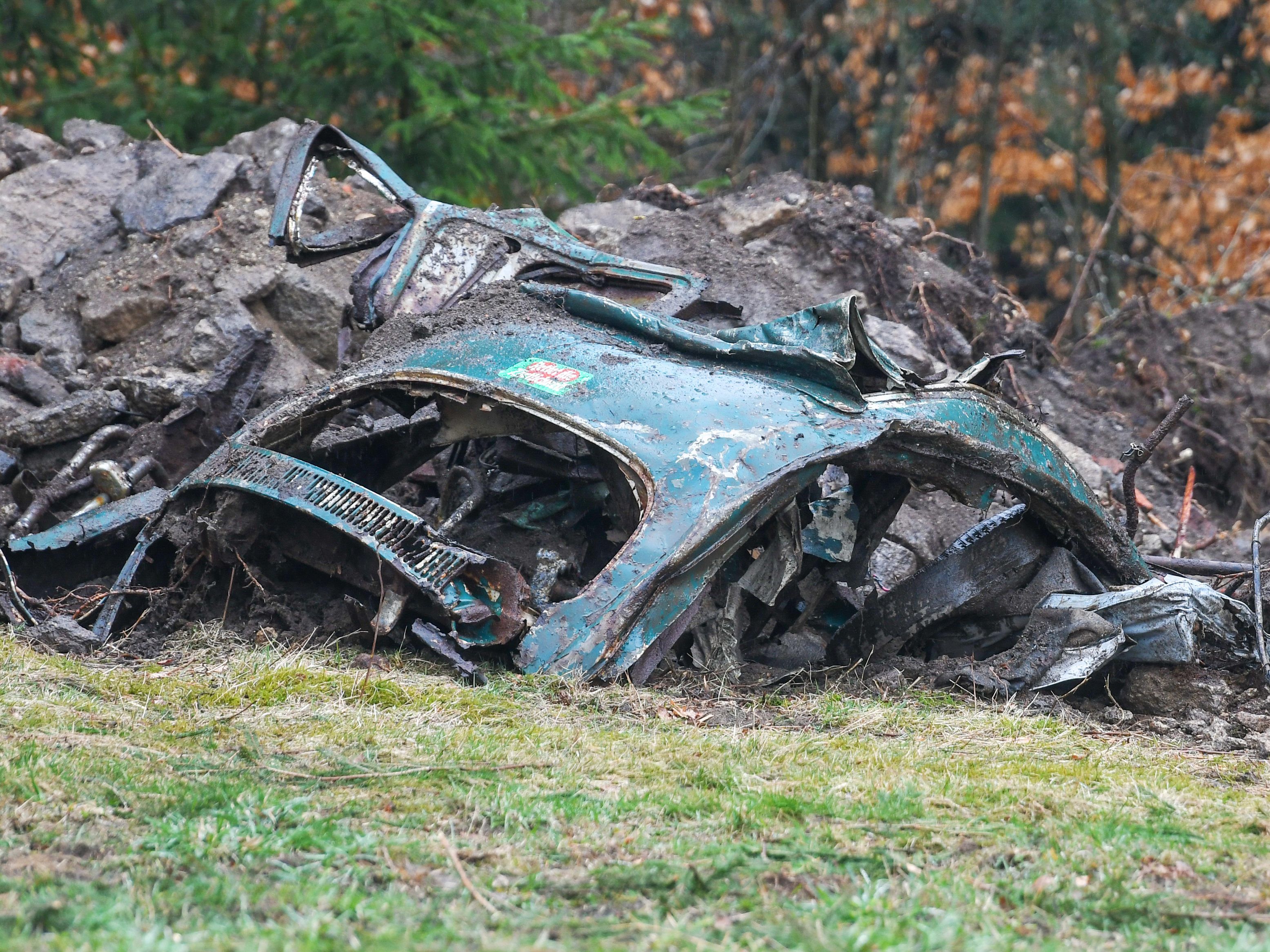 Die Einsatzkräfte haben in einem Waldstück ein Auto ausgegraben.