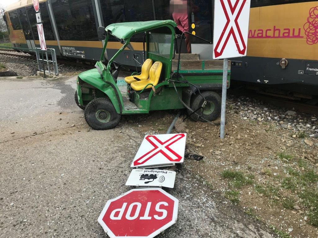 Der Unfall ereignete sich auf einem unbeschrankten Bahnübergang.