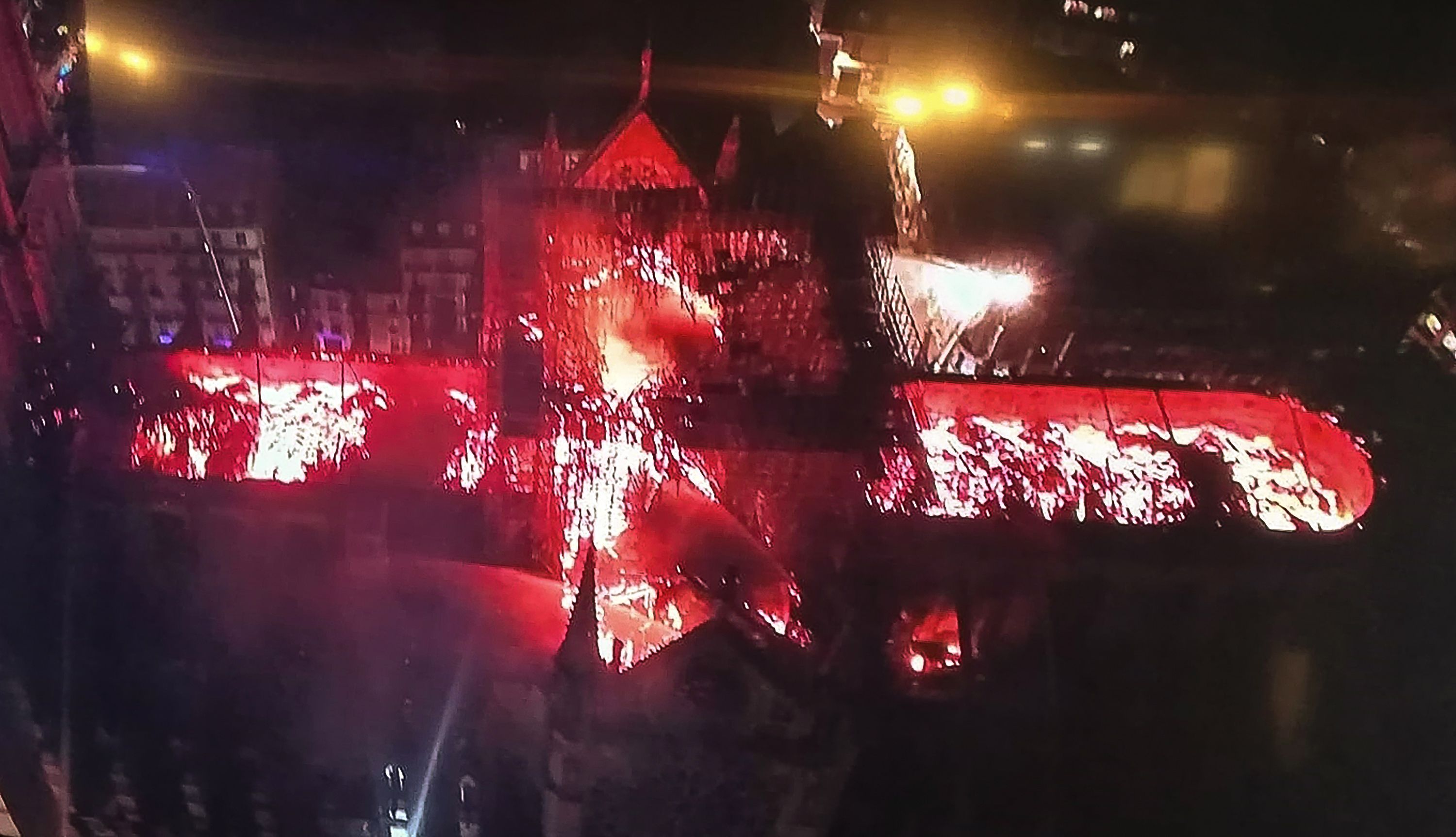 Bilder aus der Luft zeigen die Kathedrale in Brand. Bilder aus der Luft zeigen die Kathedrale in Brand.