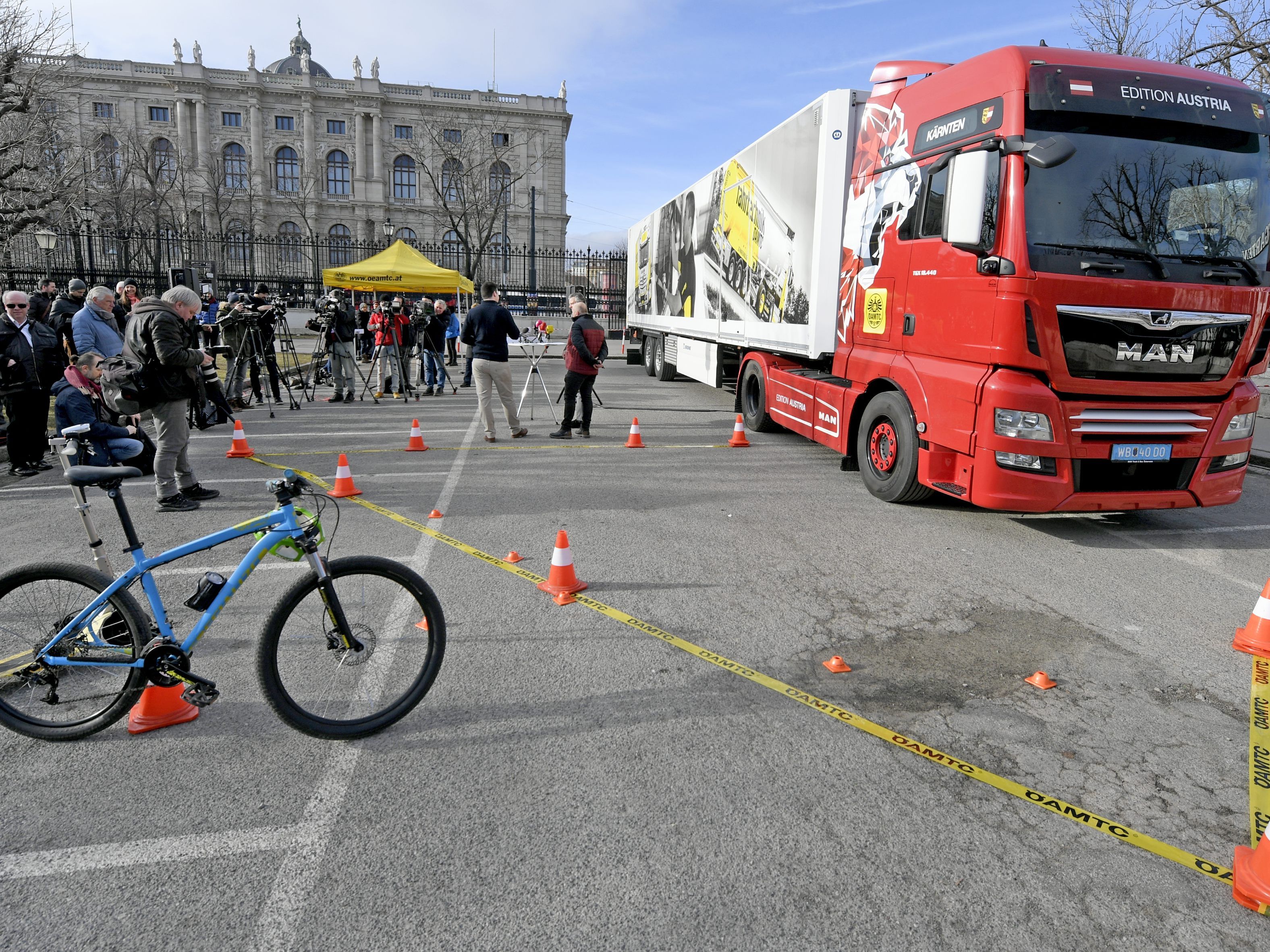 Ab 2022 ist der Lkw-Abbiegeassistent verpflichtend.