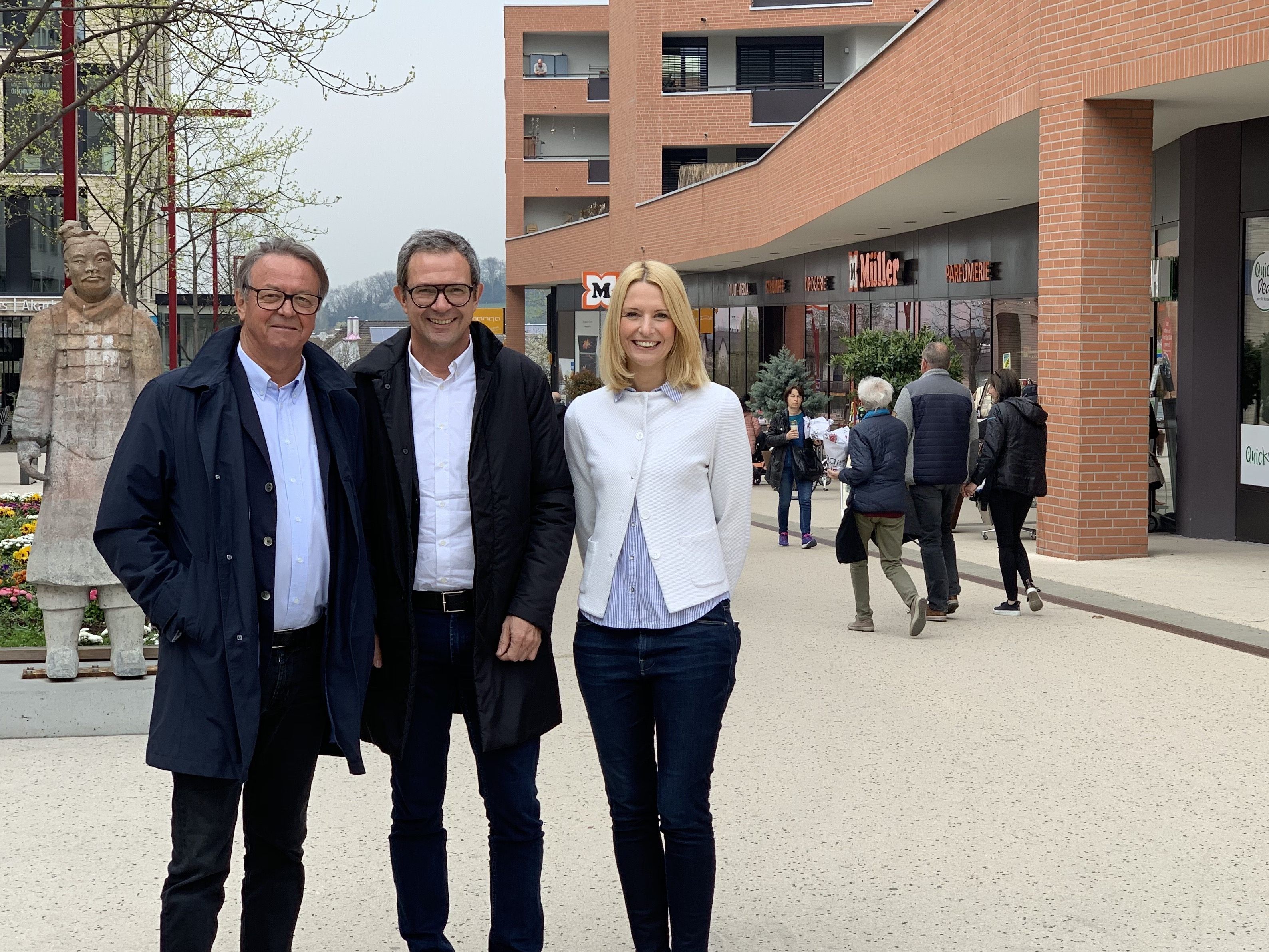 Am Garnmarkt (v.l.): Hermann Metzler (Geschäftsführer ZM3 Immobiliengesellschaft m.b.H), DI Berhard Ölz (Vorstand PRISMA Unternehmensgruppe), Melanie Fleisch (Leitung Standortmanagement PRISMA Unternehmensgruppe) Am Garnmarkt (v.l.): Hermann Metzler (Geschäftsführer ZM3 Immobiliengesellschaft m.b.H), DI Berhard Ölz (Vorstand PRISMA Unternehmensgruppe), Melanie Fleisch (Leitung Standortmanagement PRISMA Unternehmensgruppe)
