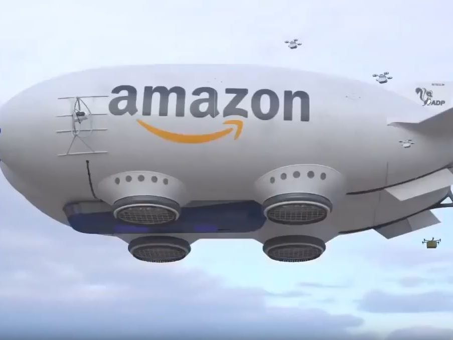 Der Amazon-Zeppelin umgeben von Drohnen.