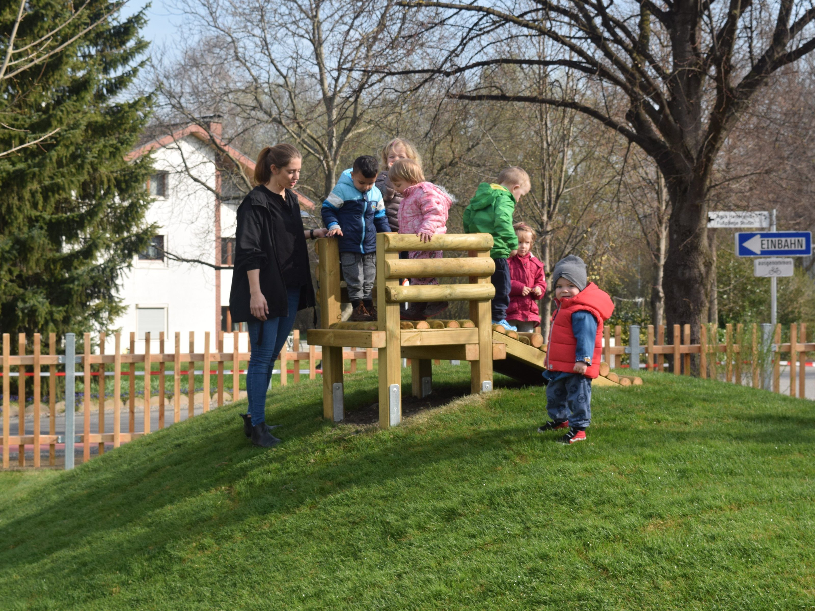 Die Kinder der "Villa Klein" begutachten ihren neuen Garten
