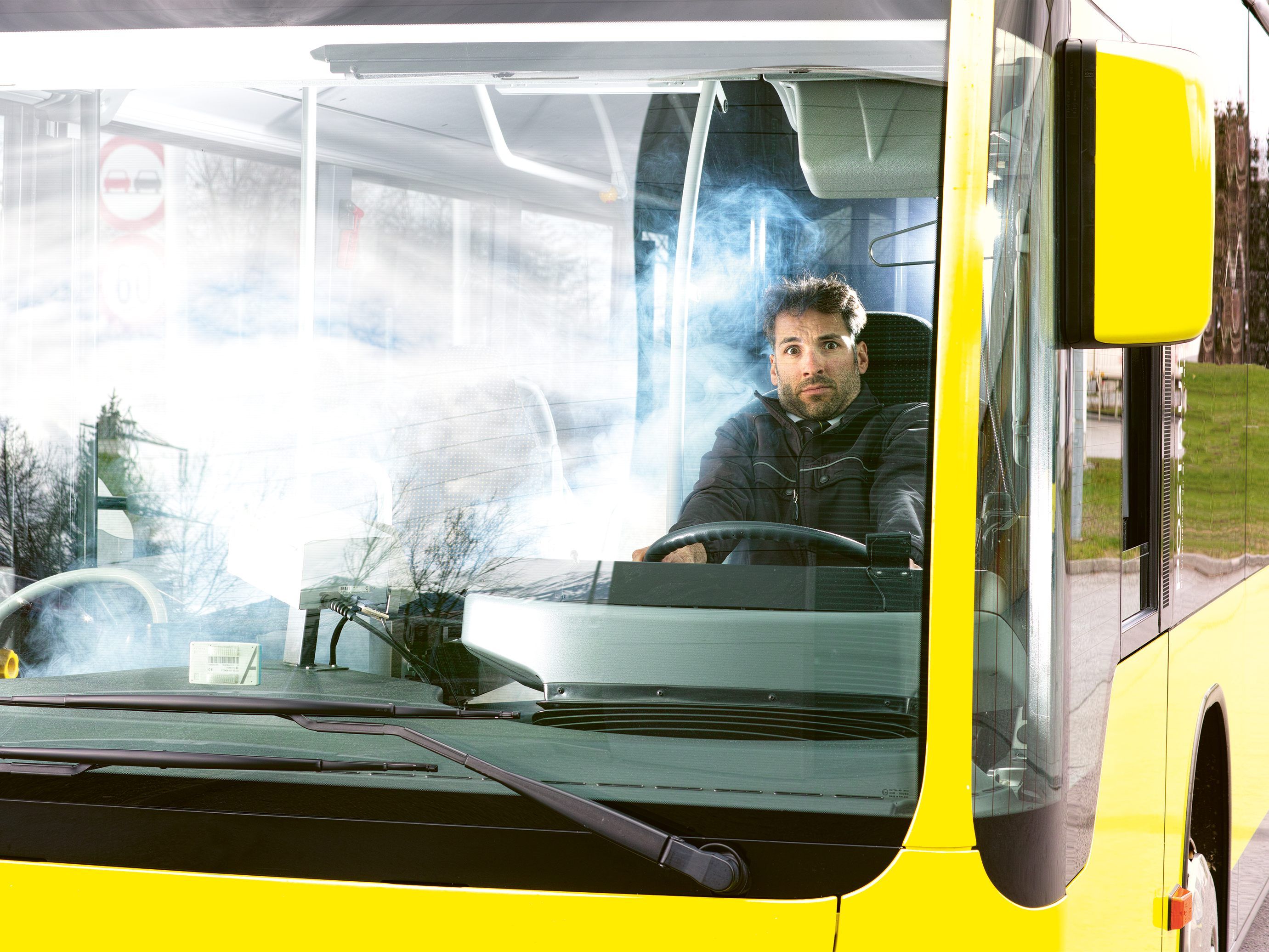 Gespielt wird in einem echten, auf dem Dorfplatz geparkten Niederflurbus mit „Theaterbestuhlung“ des Vorarlberger Verkehrsverbunds. Gespielt wird in einem echten, auf dem Dorfplatz geparkten Niederflurbus mit „Theaterbestuhlung“ des Vorarlberger Verkehrsverbunds.