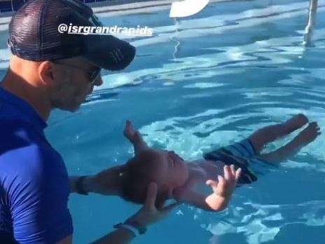 Nach dem tragischen Tod seiner Schwester, lernt Baby Easton nun schwimmen. Nach dem tragischen Tod seiner Schwester, lernt Baby Easton nun schwimmen.