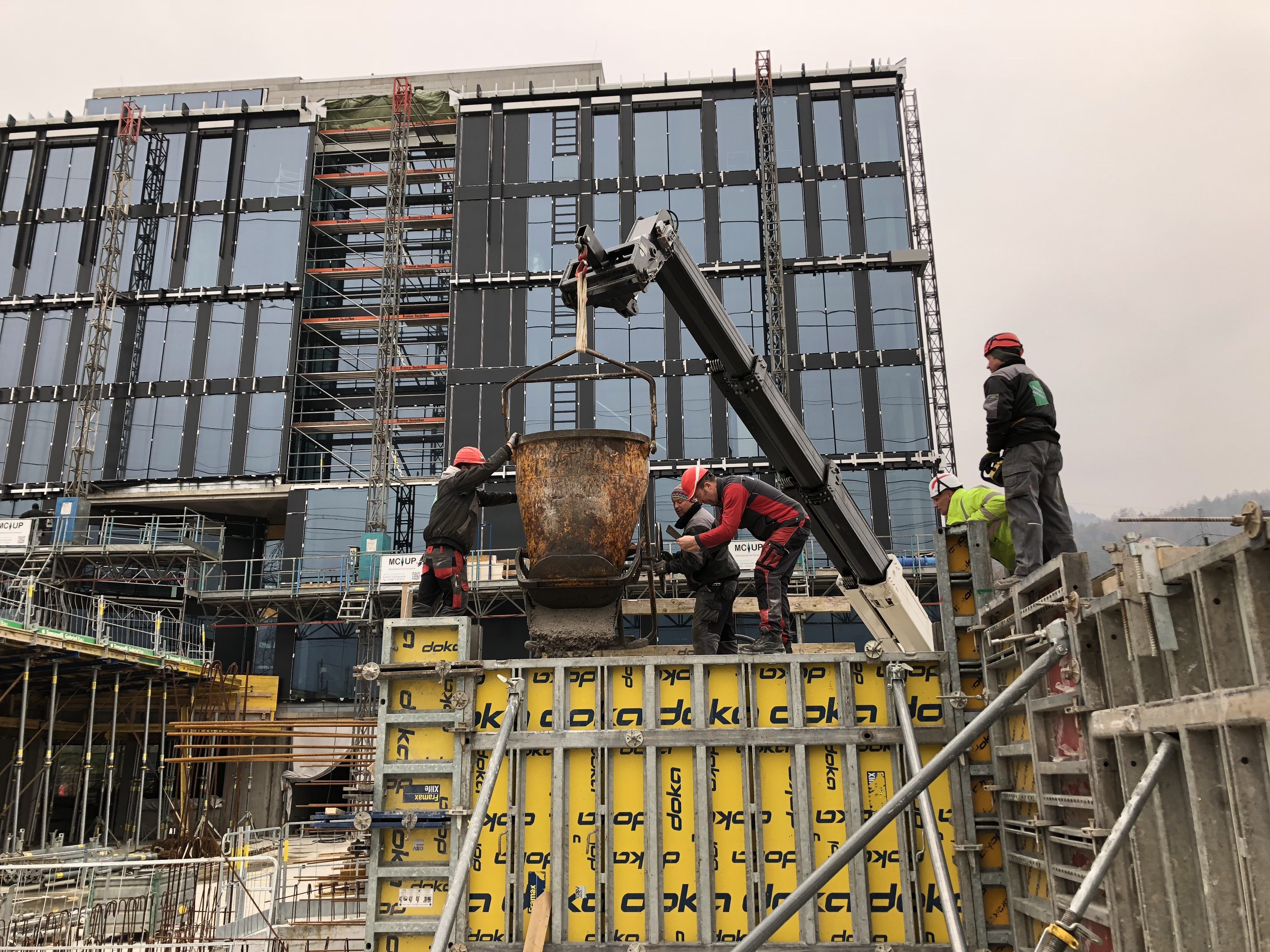Mitte April 2019 hat Tomaselli Gabriel Bau die Sensoren auf der Baustelle des „B12 Illside“ in Nüziders eingesetzt. Sie messen die Wirkung des klimaschonenden Zements von Holcim. Mitte April 2019 hat Tomaselli Gabriel Bau die Sensoren auf der Baustelle des „B12 Illside“ in Nüziders eingesetzt. Sie messen die Wirkung des klimaschonenden Zements von Holcim.