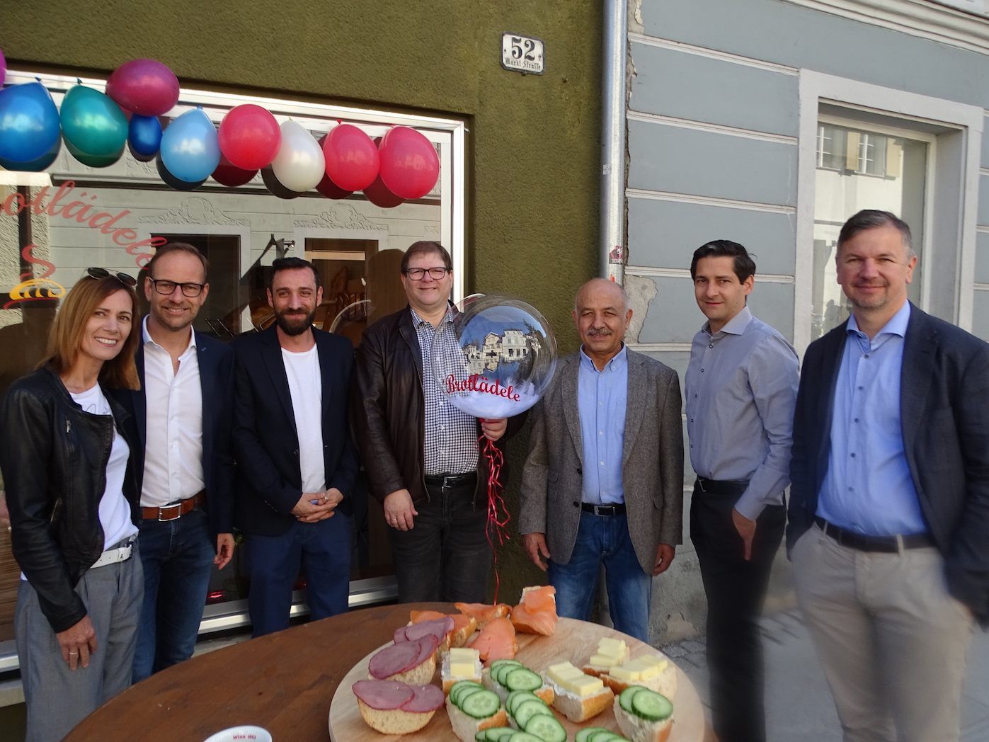 StR. Arno Gächter, Gertraud und Bgm. Dieter Egger, Gunther Fenkart und Markus Schadenbauer (v.l.) gratulierten Mehmet und Erdinc Salkan (Mitte) zur Eröffnung.