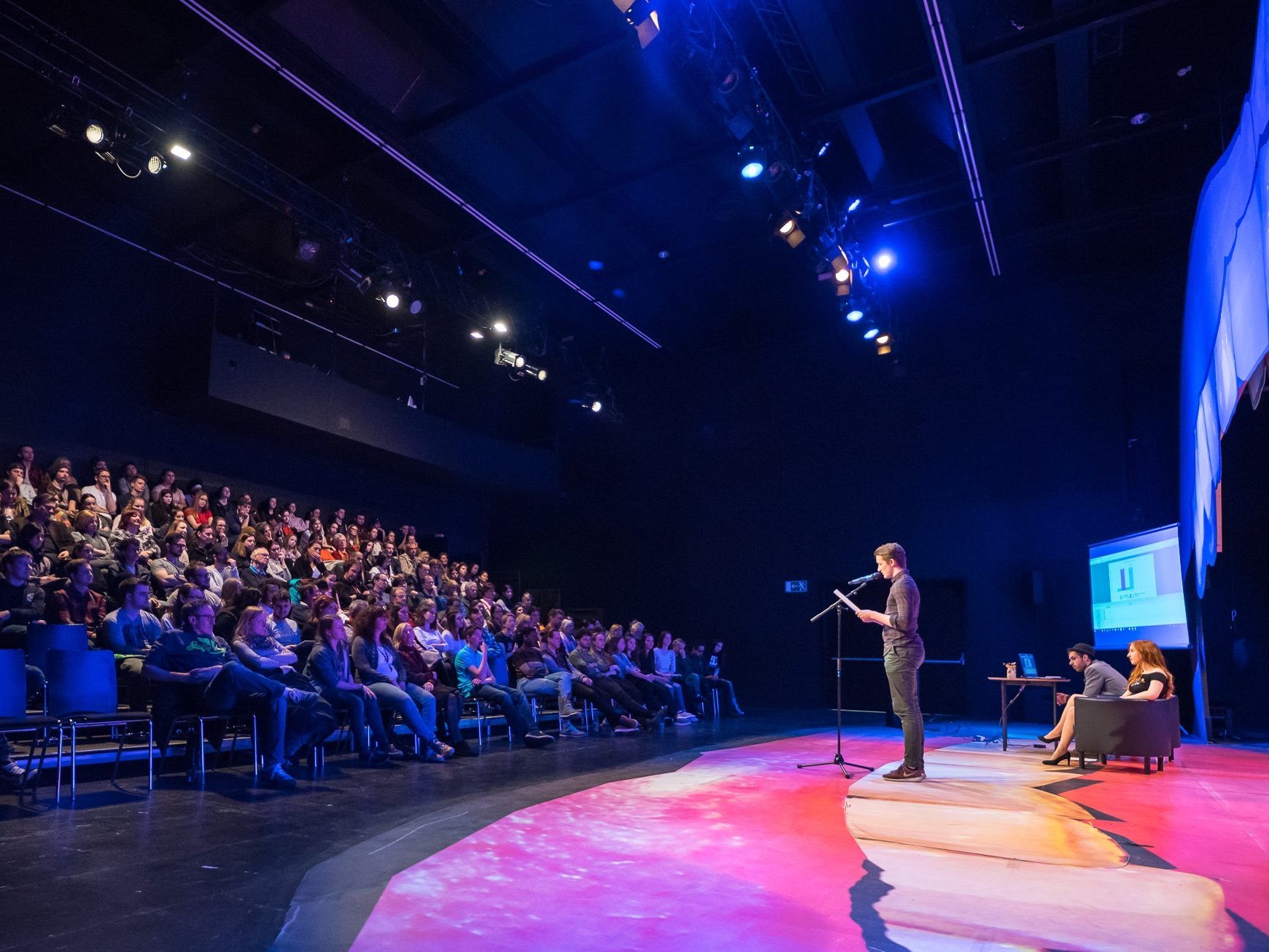 Am Freitag, den 12. April findet im Theater Kosmos wieder ein U20 Poetry Slam statt. Am Freitag, den 12. April findet im Theater Kosmos wieder ein U20 Poetry Slam statt.
