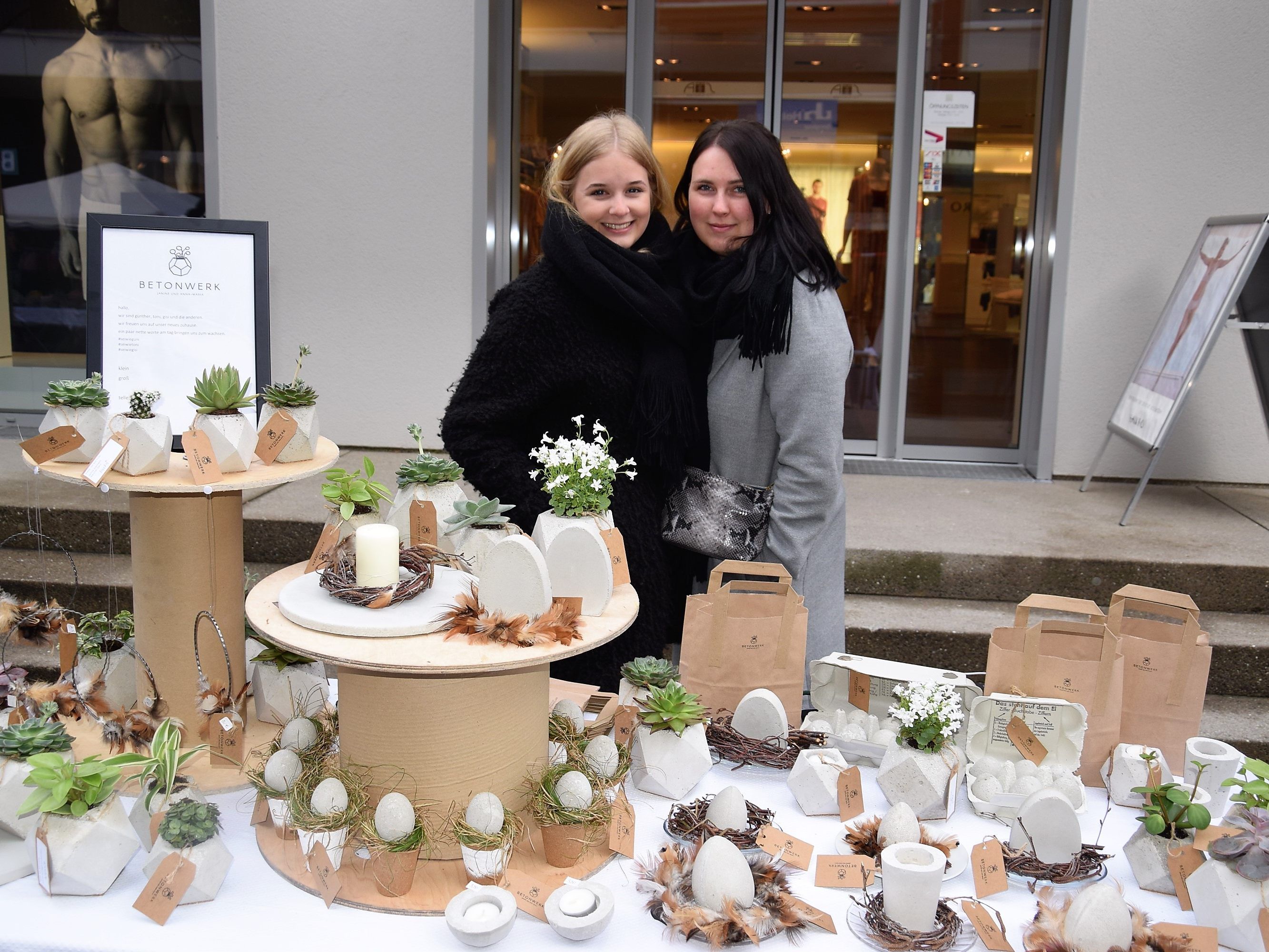 Anna-Maria und Janine stellten Objekte von "Betonwerk" aus Anna-Maria und Janine stellten Objekte von "Betonwerk" aus