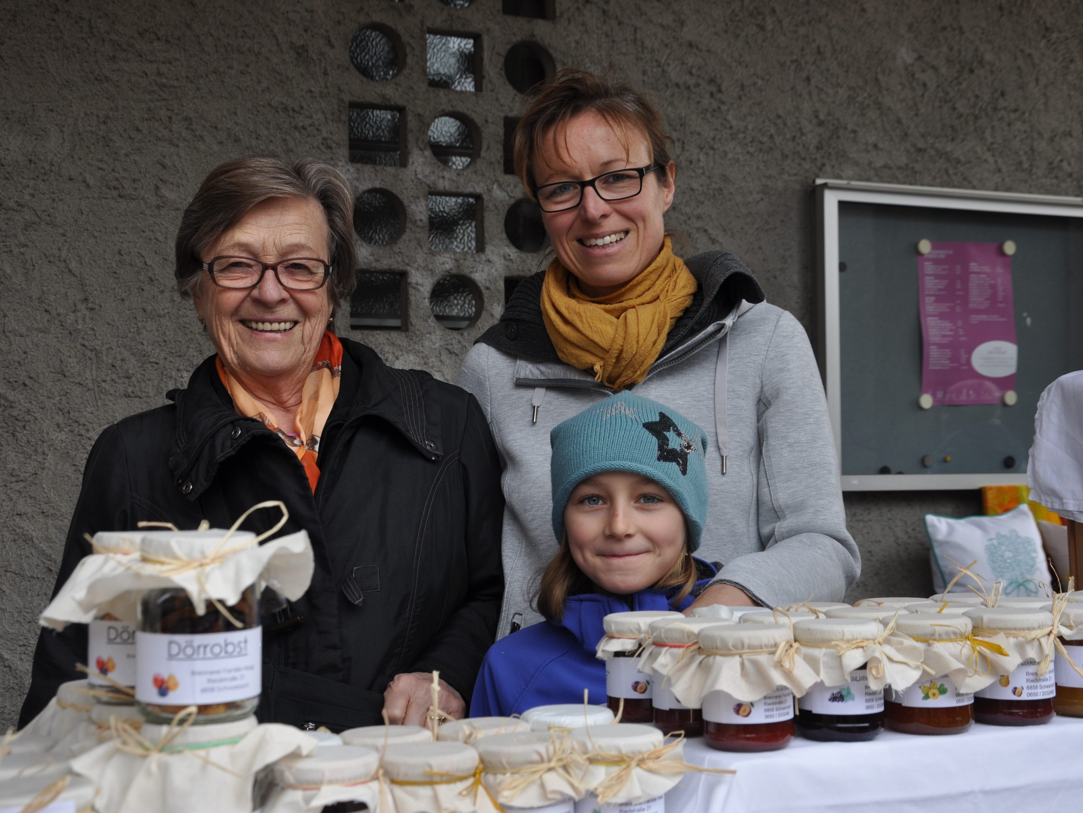 (v.l.) Antonia, Sophia und Beate bringen Kulinarisches vom eigenen Hof mit. (v.l.) Antonia, Sophia und Beate bringen Kulinarisches vom eigenen Hof mit.