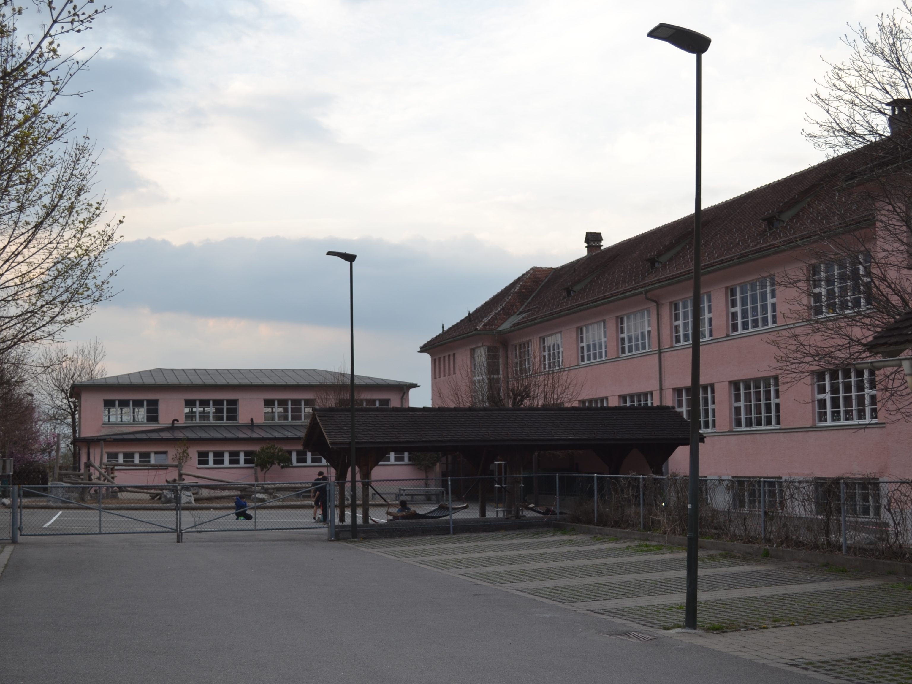 Unter dem Pausen- und Parkplatz der bisherigen Volksschule Nenzing entsteht eine Tiefgarage. Unter dem Pausen- und Parkplatz der bisherigen Volksschule Nenzing entsteht eine Tiefgarage.