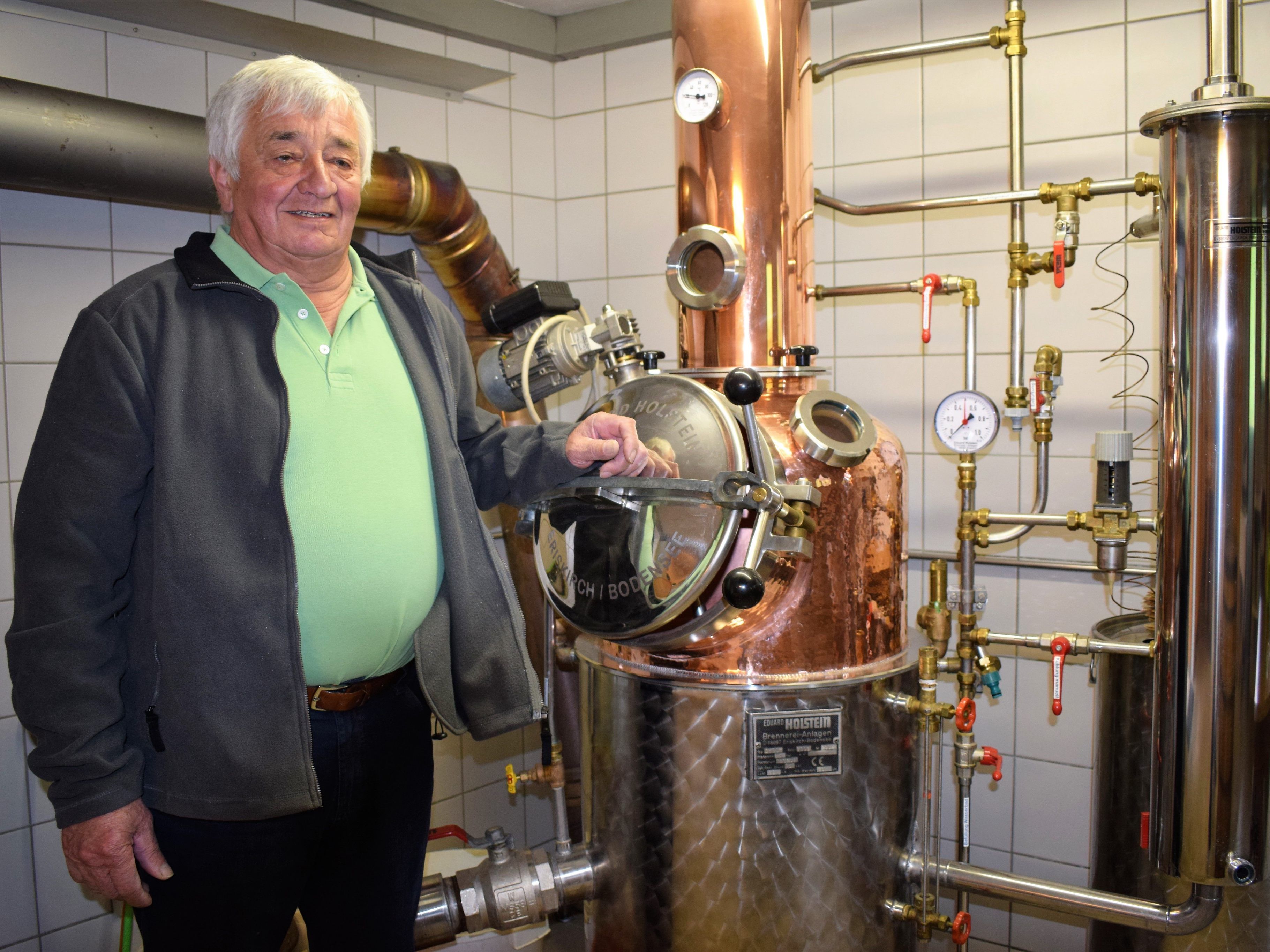 Schnapsbrenner Wilfried Künz lädt zur Verkostung seiner Edelbrände ein. Schnapsbrenner Wilfried Künz lädt zur Verkostung seiner Edelbrände ein.