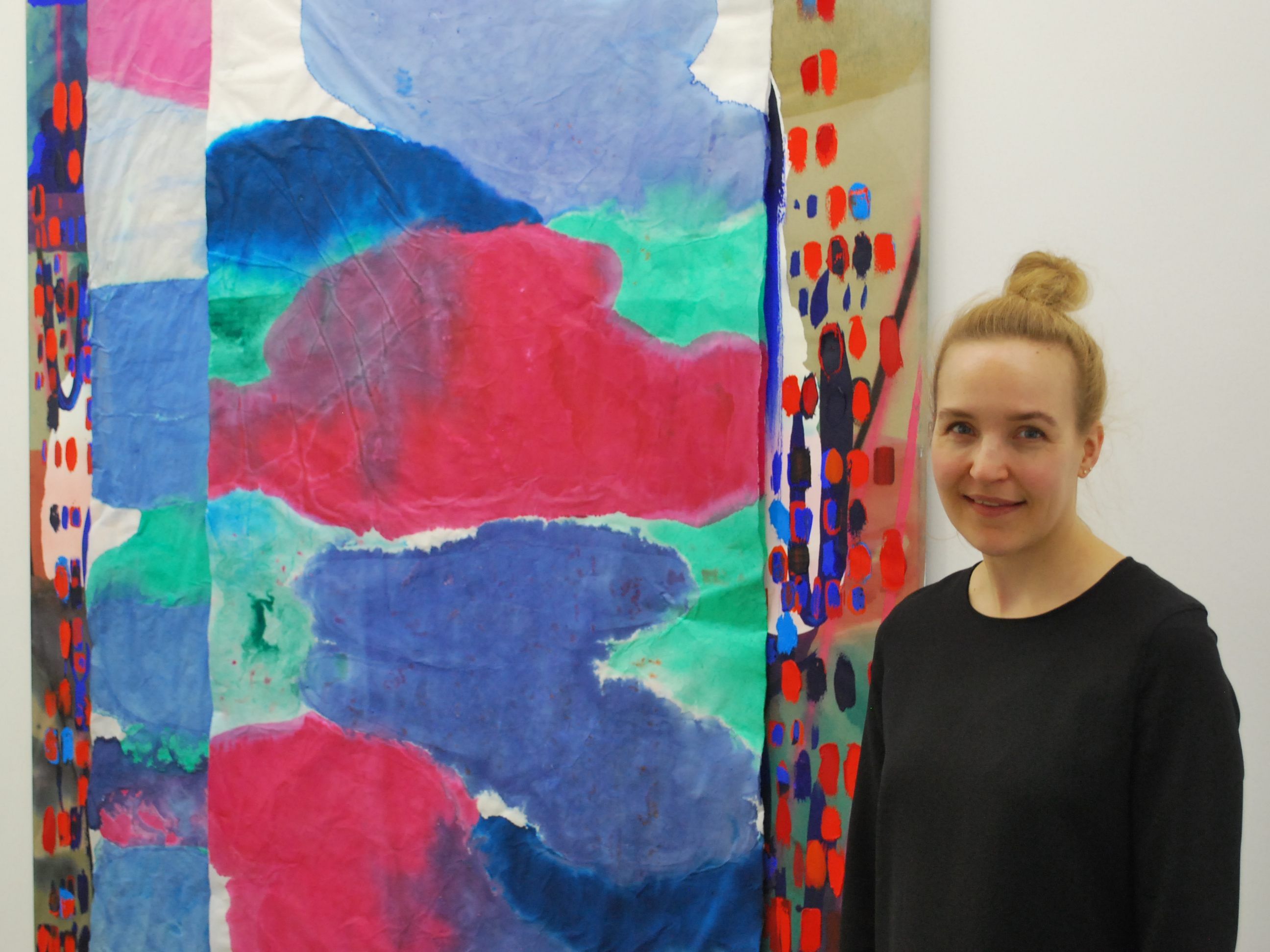 Daniela Fetz, Leiterin der Galerie Hollenstein, lädt zum Besuch der Ausstellung ein.