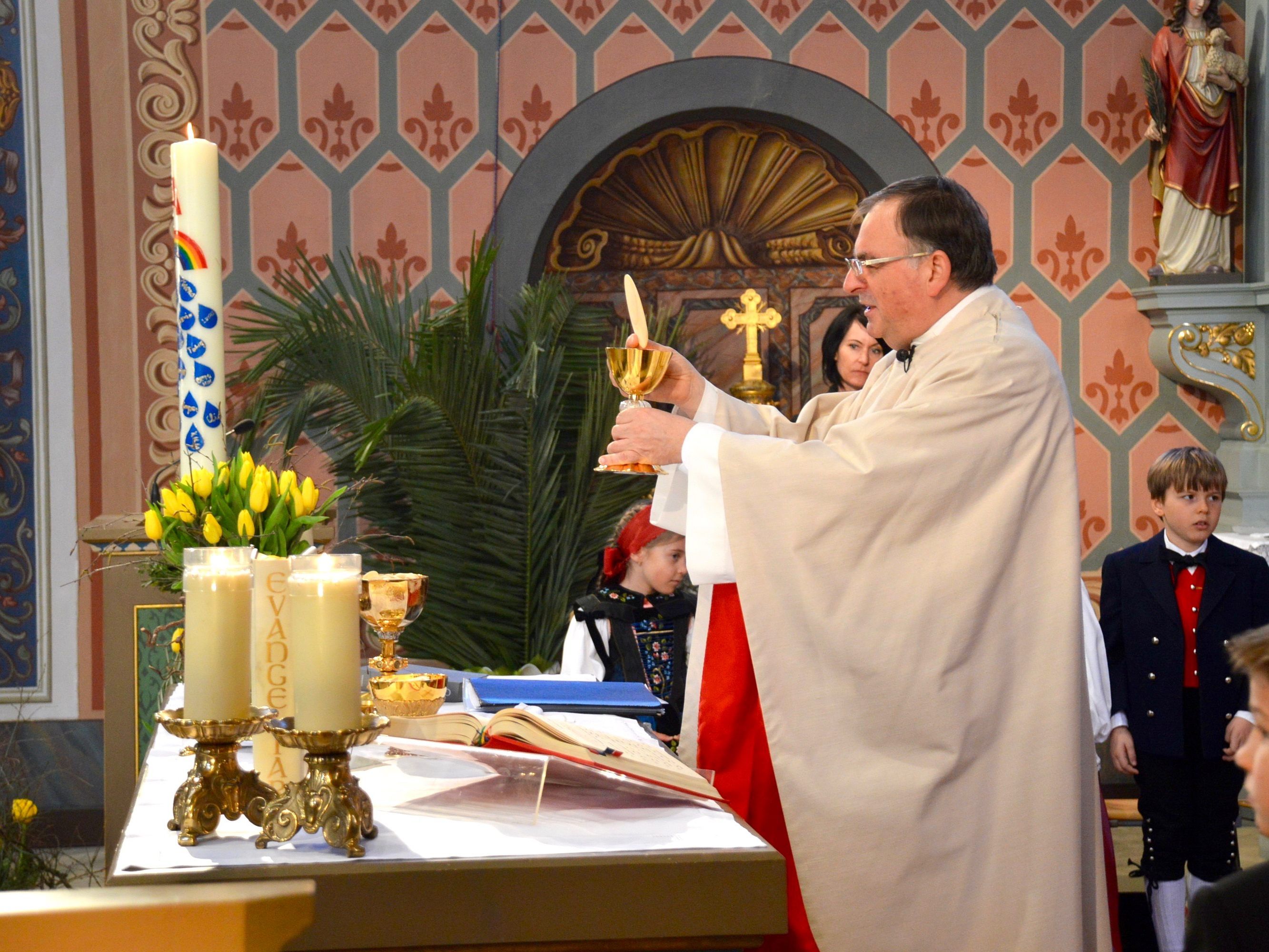 Erstkommunionfeier mit Pfarrmoderator Hans Tinkhauser am Ostermontag 2018 in der Pfarrkirche Schruns. Erstkommunionfeier mit Pfarrmoderator Hans Tinkhauser am Ostermontag 2018 in der Pfarrkirche Schruns.