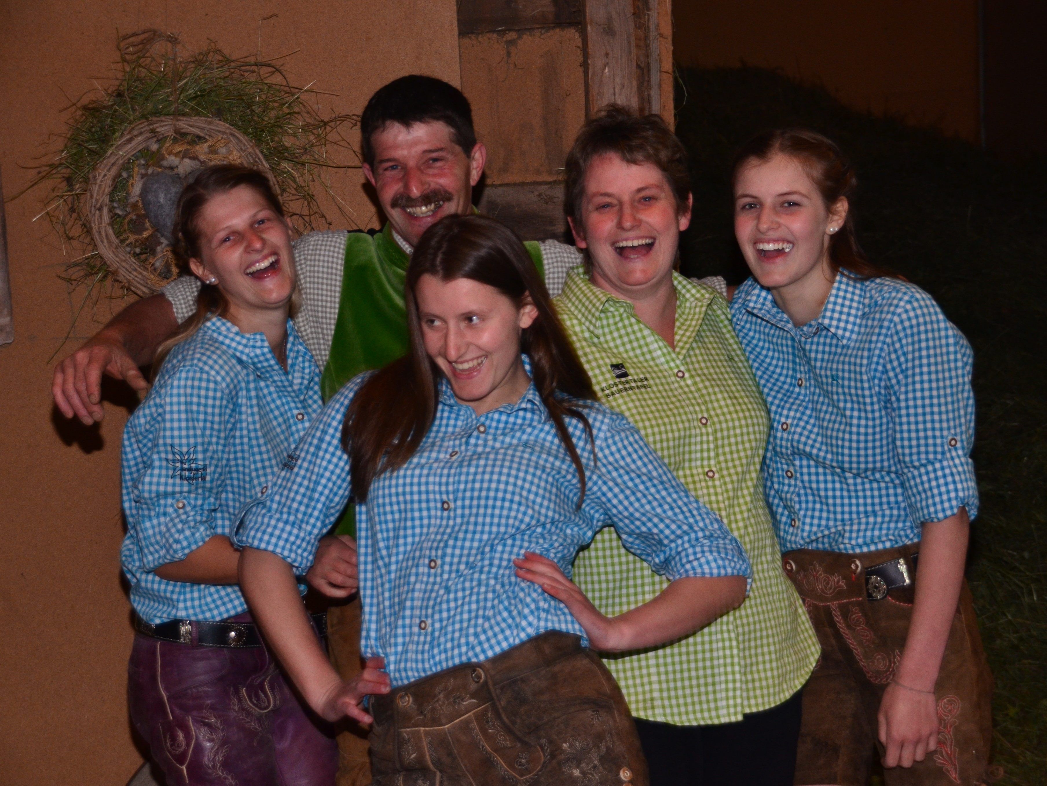 Mottnerhof, Klostertaler Bauerntafel und Landjugend Klostertal in einer Familie vereint – Maria, Jürgen, Christina, Saskia und Caroline Dünser. Mottnerhof, Klostertaler Bauerntafel und Landjugend Klostertal in einer Familie vereint – Maria, Jürgen, Christina, Saskia und Caroline Dünser.
