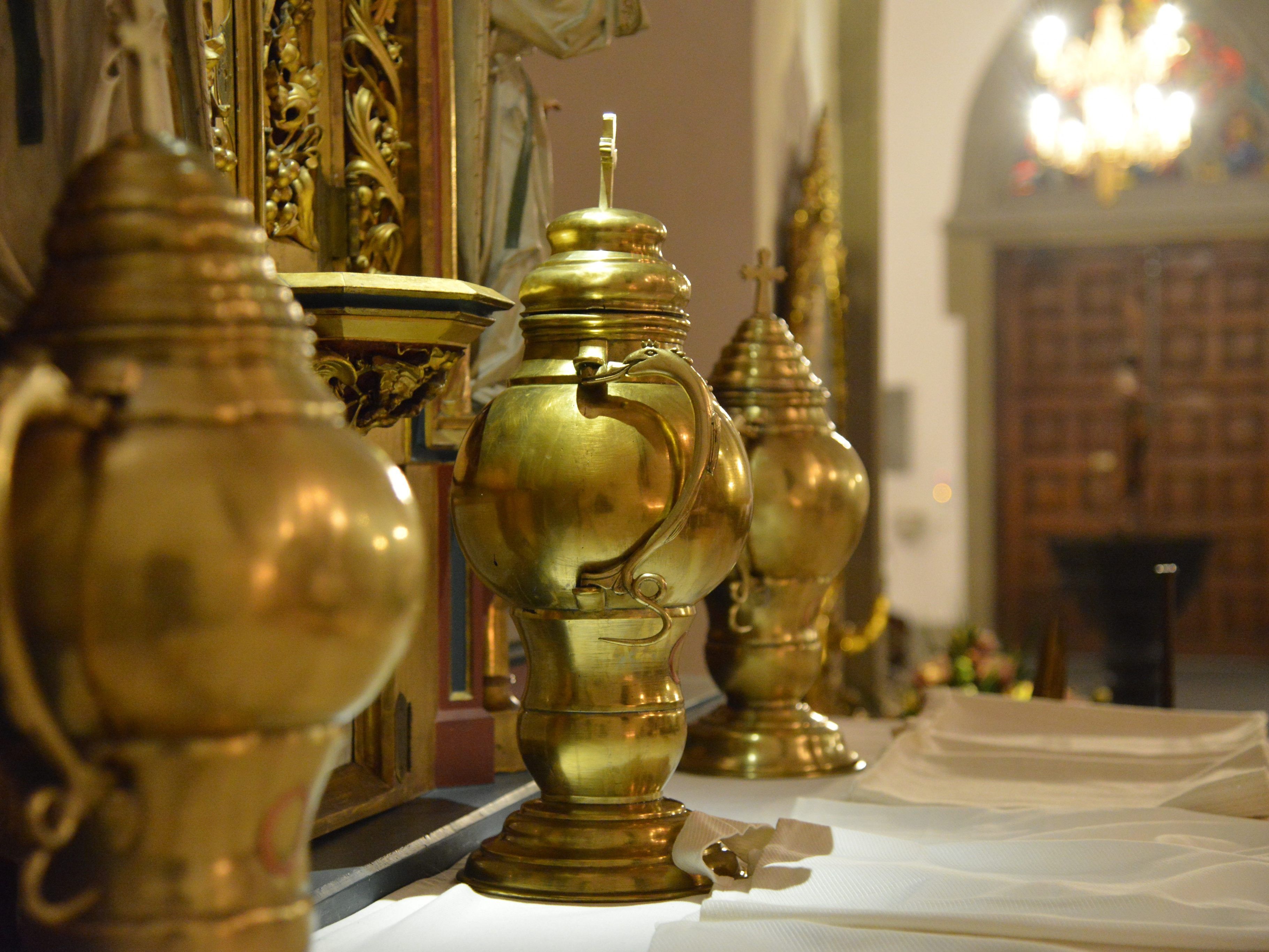 neben den heiligen drei Königen gibt es auch die drei Heiligen Öle. Die werden jedes Jahr im Rahmen der Chrisammesse von Bischof Benno Elbs geweiht und finden während des Jahres u. a. bei Taufen, Firmungen, Priesterweihen oder auch Krankensalbungen Verwendung. neben den heiligen drei Königen gibt es auch die drei Heiligen Öle. Die werden jedes Jahr im Rahmen der Chrisammesse von Bischof Benno Elbs geweiht und finden während des Jahres u. a. bei Taufen, Firmungen, Priesterweihen oder auch Krankensalbungen Verwendung.