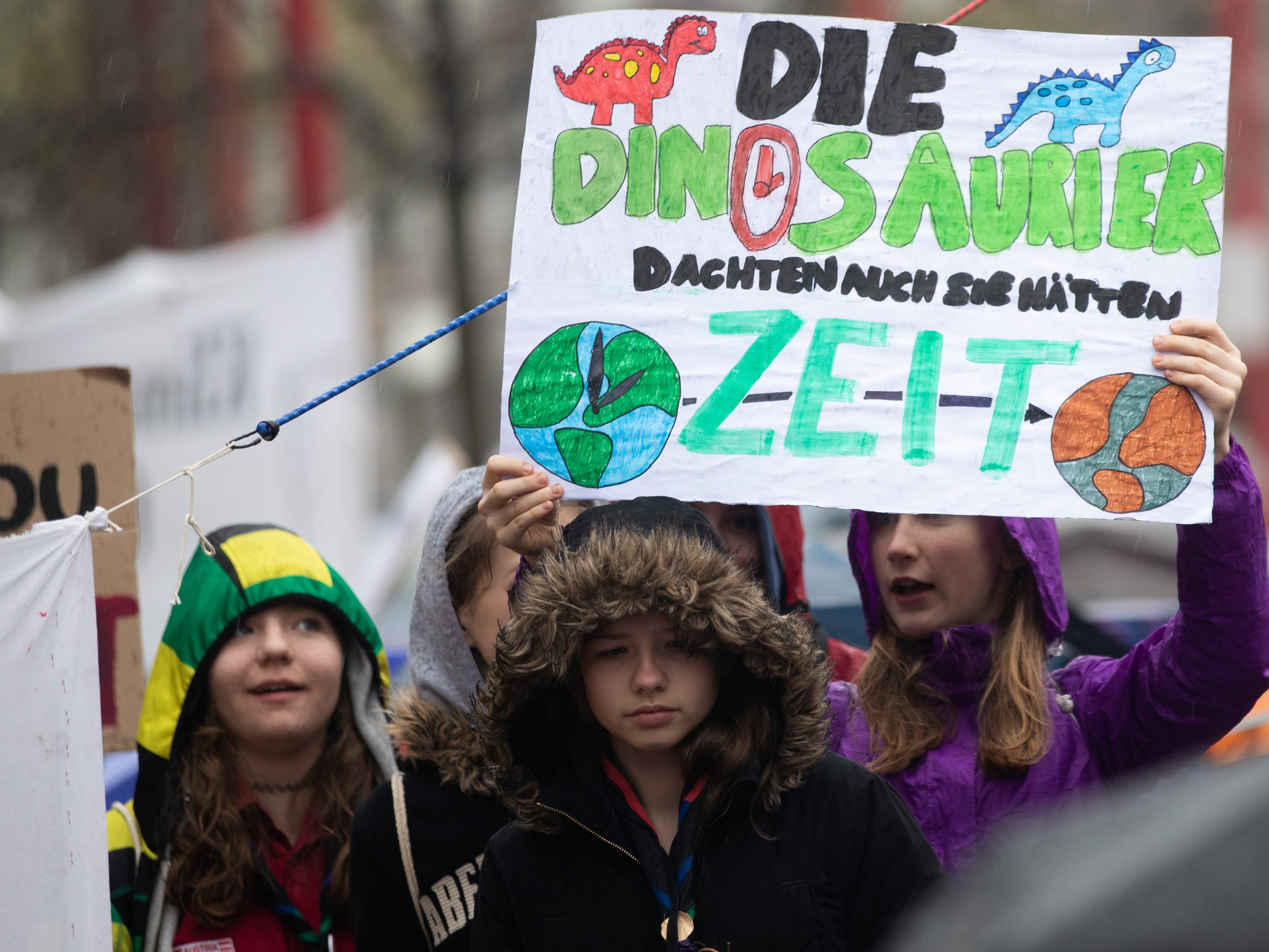 Die Demonstranten ließen sich auch vom Regenwetter nicht aufhalten. Die Demonstranten ließen sich auch vom Regenwetter nicht aufhalten.