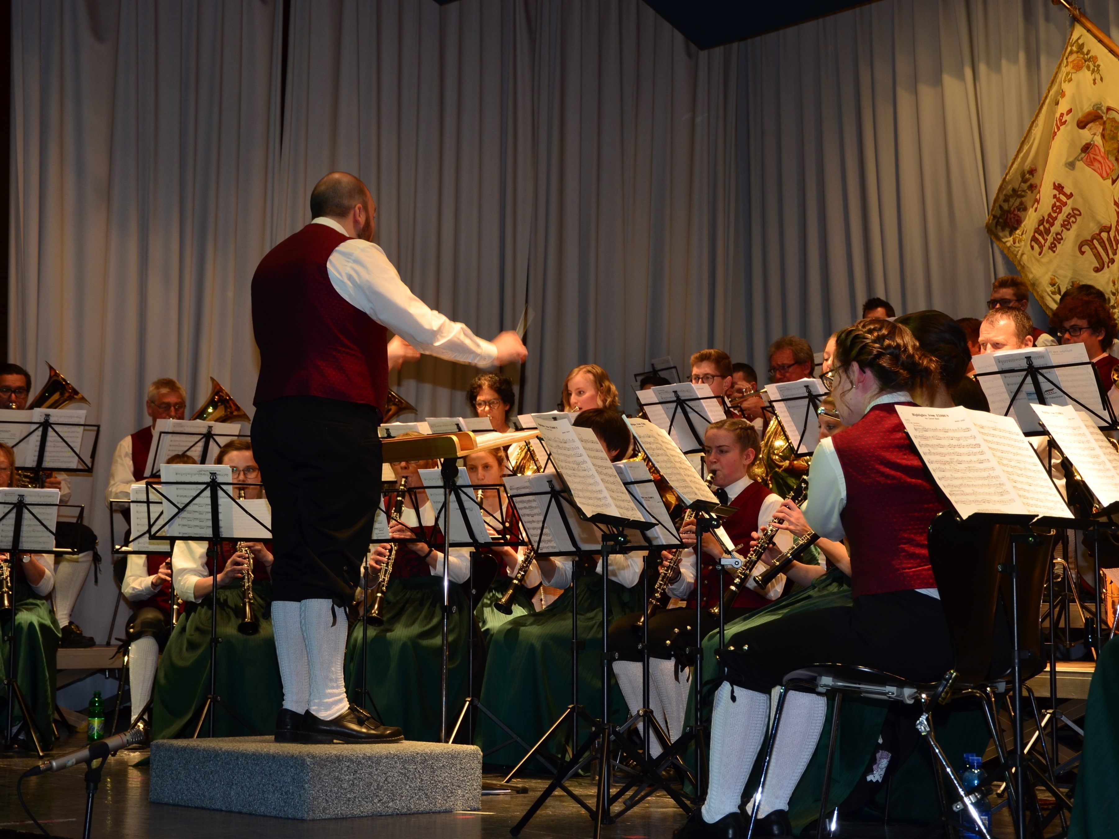 Ein musikalischer Frühlingsgruß von der Harmonie Muntlix Ein musikalischer Frühlingsgruß von der Harmonie Muntlix