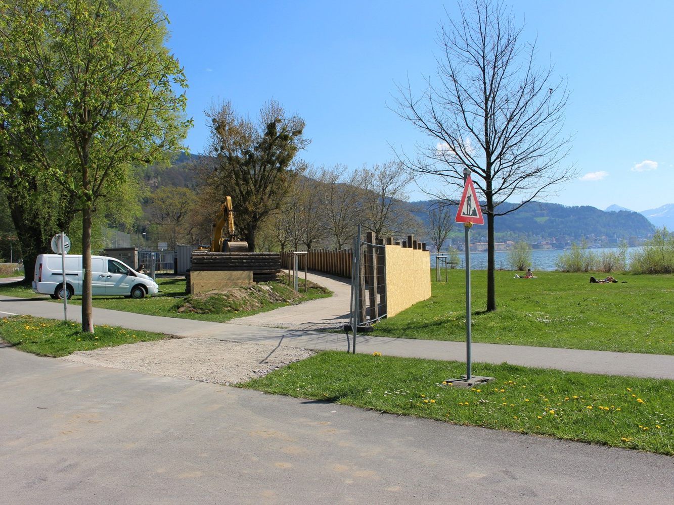 Im Zuge des Projektes „Hochwasserschutz Kugelbeerbach und Oberlochauerbach“ wurde für die Dauer der Sperre auf der neu angelegten „Baustraße“ ein provisorischer Fuß- und Radweg als Umleitung angelegt. Im Zuge des Projektes „Hochwasserschutz Kugelbeerbach und Oberlochauerbach“ wurde für die Dauer der Sperre auf der neu angelegten „Baustraße“ ein provisorischer Fuß- und Radweg als Umleitung angelegt.