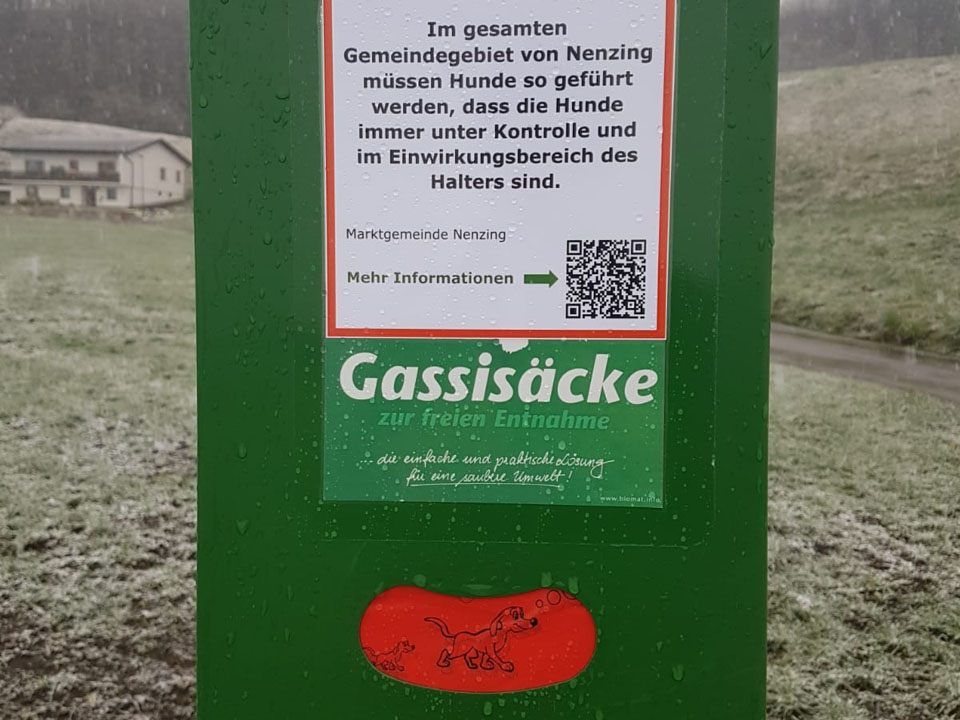 Mittels QR-Code ist die Hundeverordnung präsent.