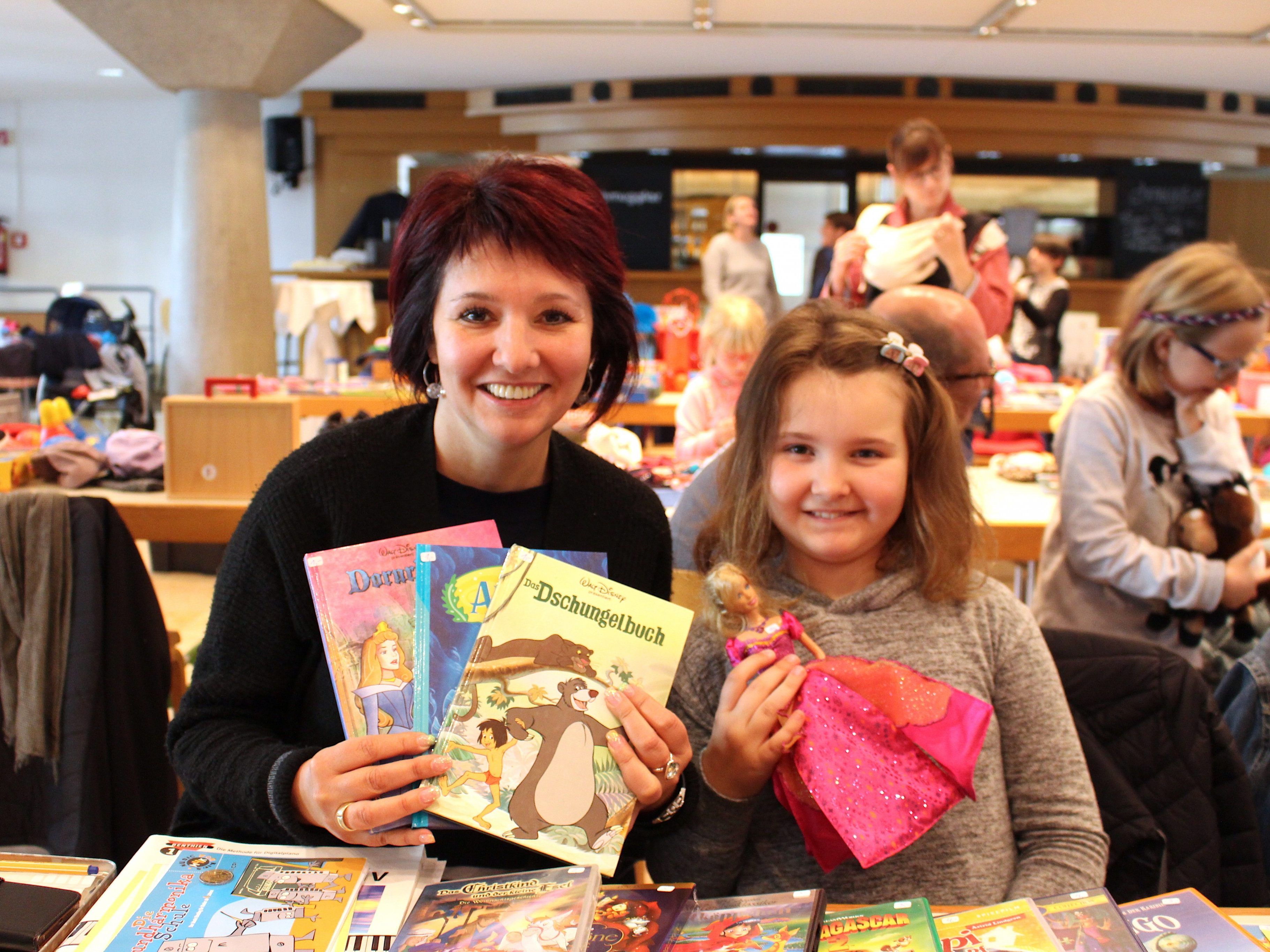 Mama Sonja und Töchterchen Anabel auf dem Lustenauer Kinderflohmarkt. Mama Sonja und Töchterchen Anabel auf dem Lustenauer Kinderflohmarkt.