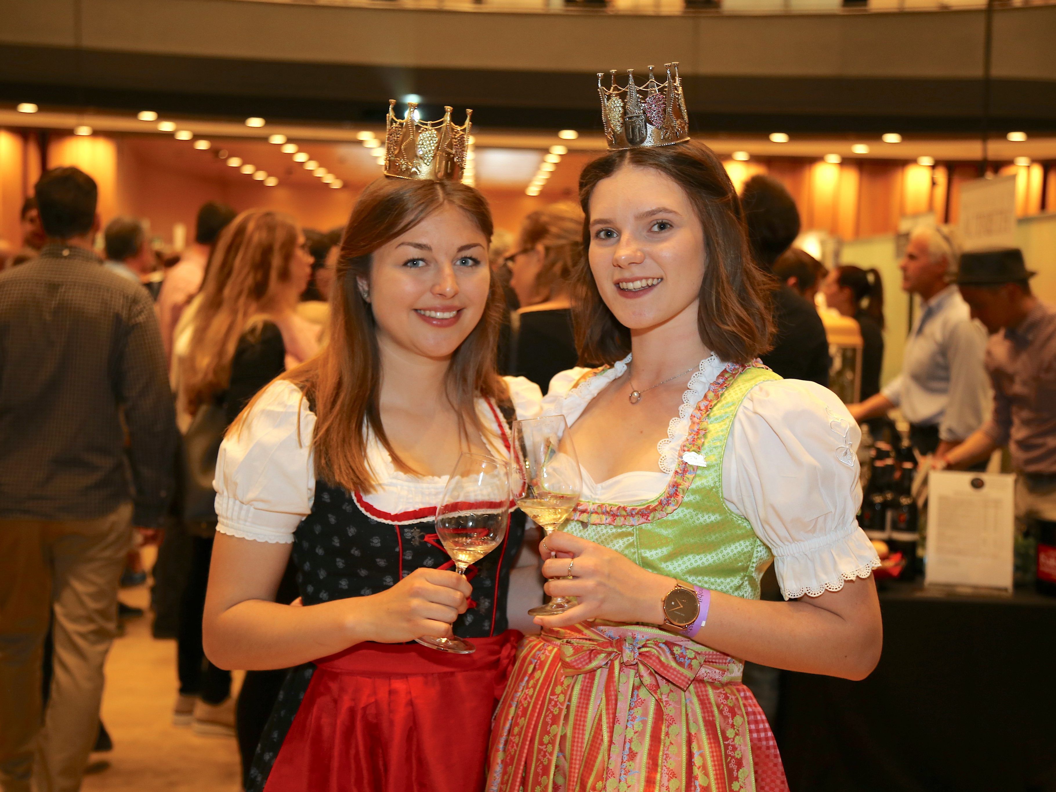 Weinkönigin Marie Weber und Weinprinzessin Viktoria Breuß. Weinkönigin Marie Weber und Weinprinzessin Viktoria Breuß.