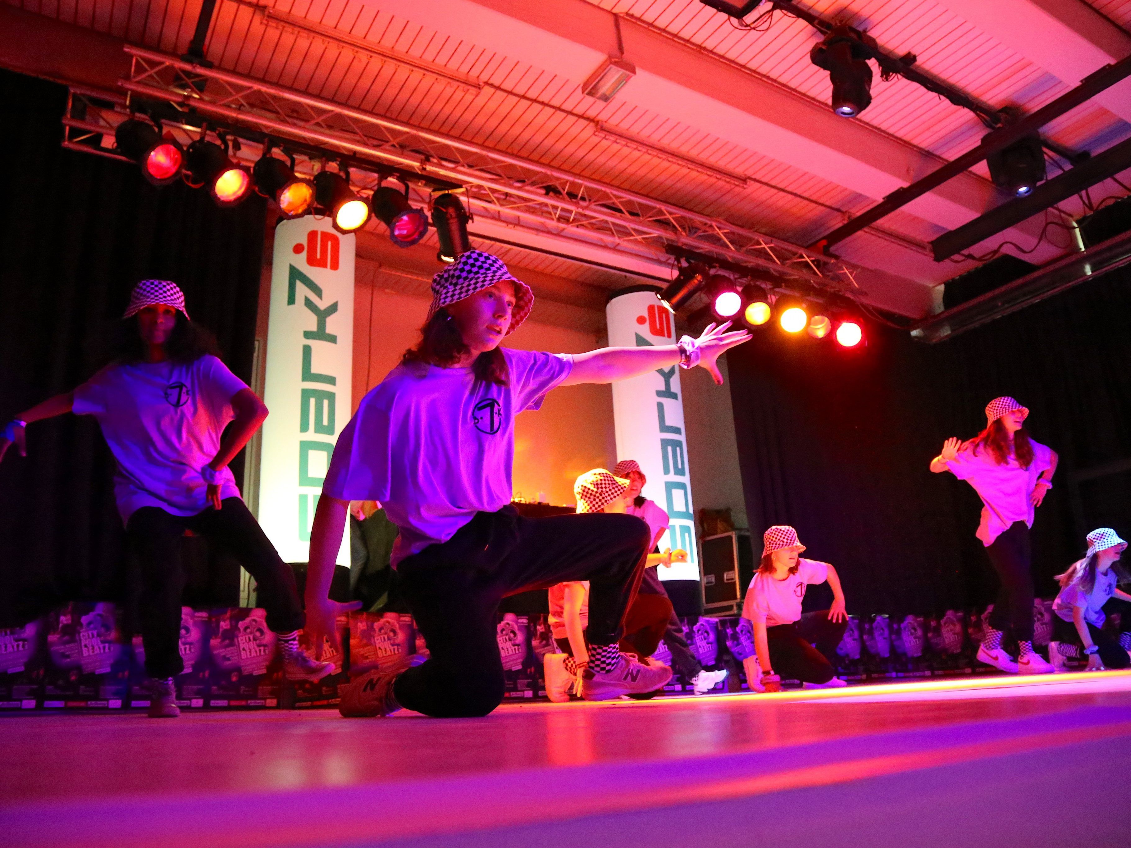 Anspruchsvolle Choreographien wurden im Alten Hallenbad gezeigt. Anspruchsvolle Choreographien wurden im Alten Hallenbad gezeigt.