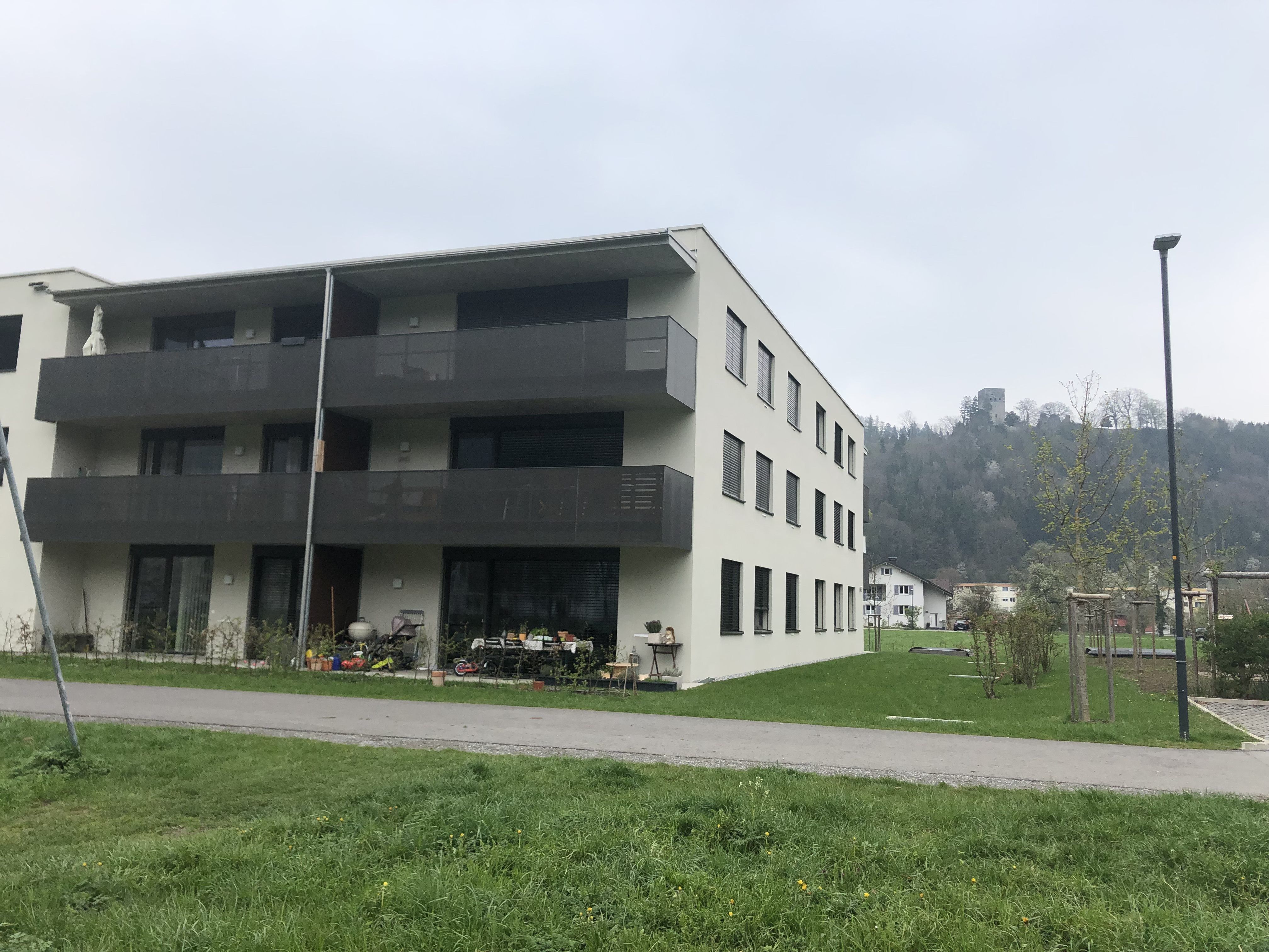 Seit zwei Jahren ist die Wohnanlage bewohnt - die Auswertung der Kosten gibt Anlass zur Freude. Der Bau wurde sogar mit dem Na-Wo-Award ausgezeichnet. Seit zwei Jahren ist die Wohnanlage bewohnt - die Auswertung der Kosten gibt Anlass zur Freude. Der Bau wurde sogar mit dem Na-Wo-Award ausgezeichnet.
