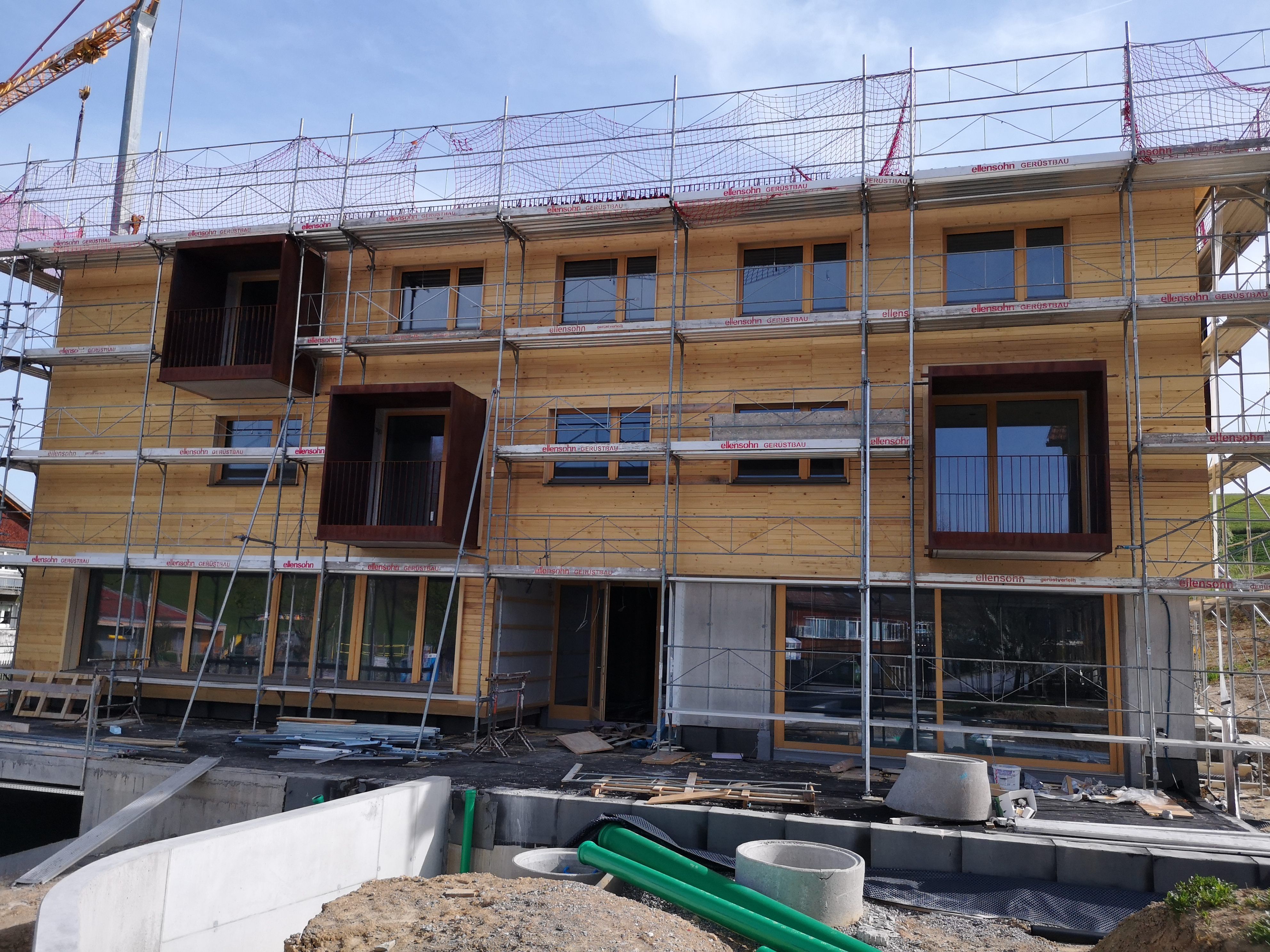 Innen und außen wird beim Projekt WohnenPLUS auf Hochtouren gearbeitet. Innen und außen wird beim Projekt WohnenPLUS auf Hochtouren gearbeitet.