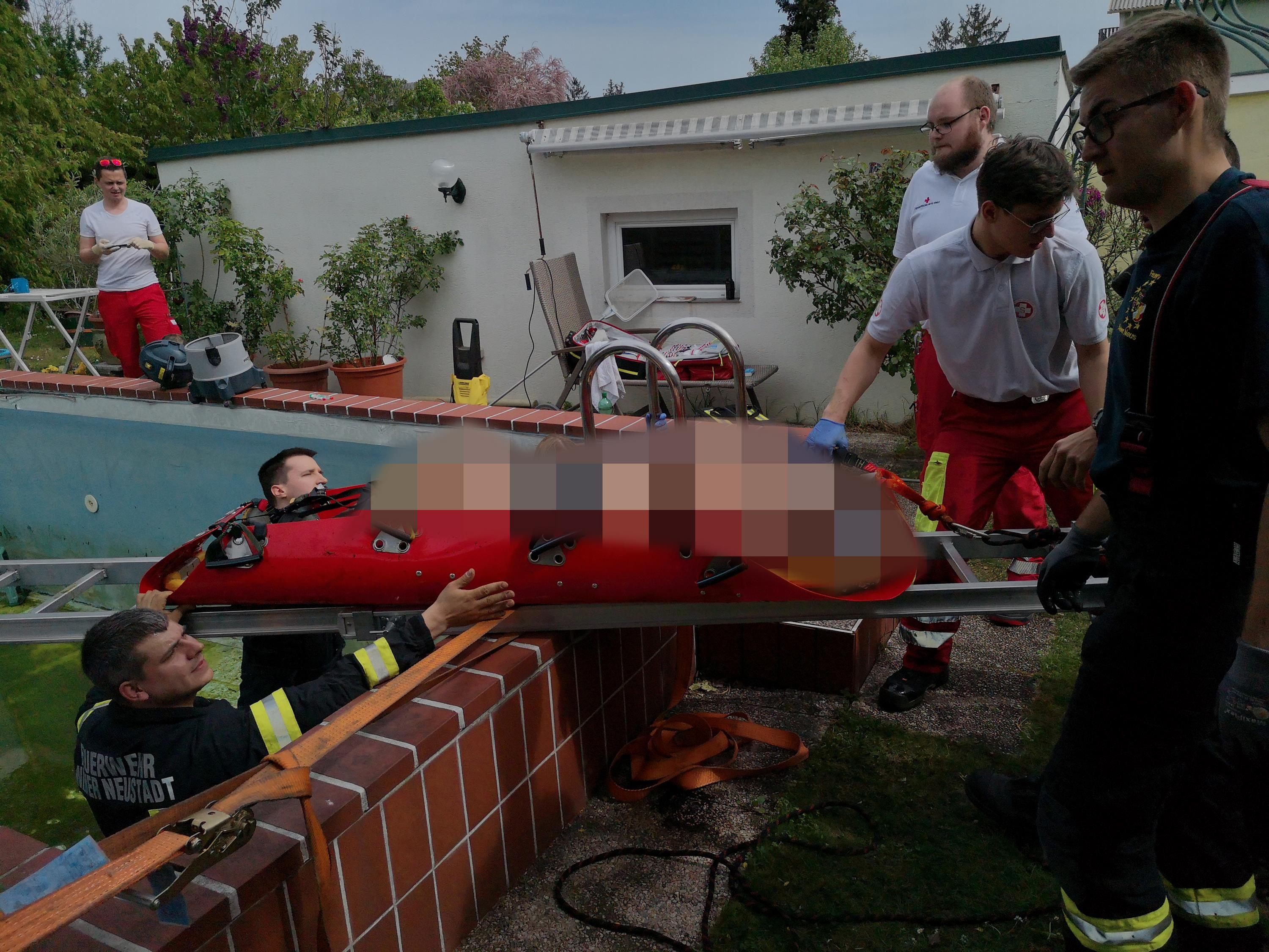 Die Frau konnte von den Einsatzkräften geboren werden. Die Frau konnte von den Einsatzkräften geboren werden.