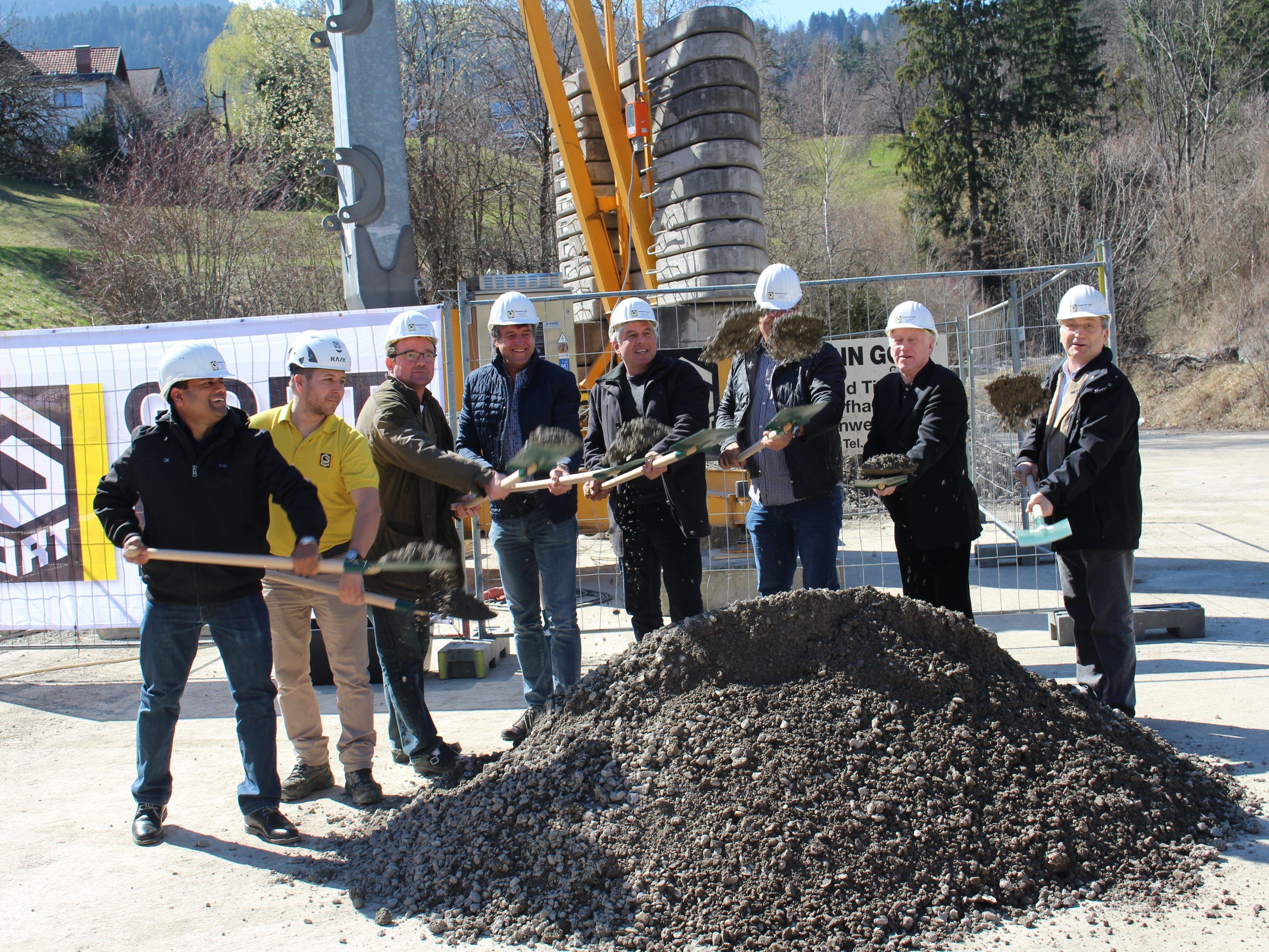 Bürgermeister Eugen Gabriel, Erich Steinmayr, Wolfgang Summer (Bauaufsicht), Markus Burtscher, Robert Hartmann (beide Bauamt), Hansjörg Gort, Martin Schöch (beide Baufirma Gort) und Kaplan Richard Cardozo von der Pfarre Frastanz beim offiziellen Spatenstich (v.r.) Bürgermeister Eugen Gabriel, Erich Steinmayr, Wolfgang Summer (Bauaufsicht), Markus Burtscher, Robert Hartmann (beide Bauamt), Hansjörg Gort, Martin Schöch (beide Baufirma Gort) und Kaplan Richard Cardozo von der Pfarre Frastanz beim offiziellen Spatenstich (v.r.)