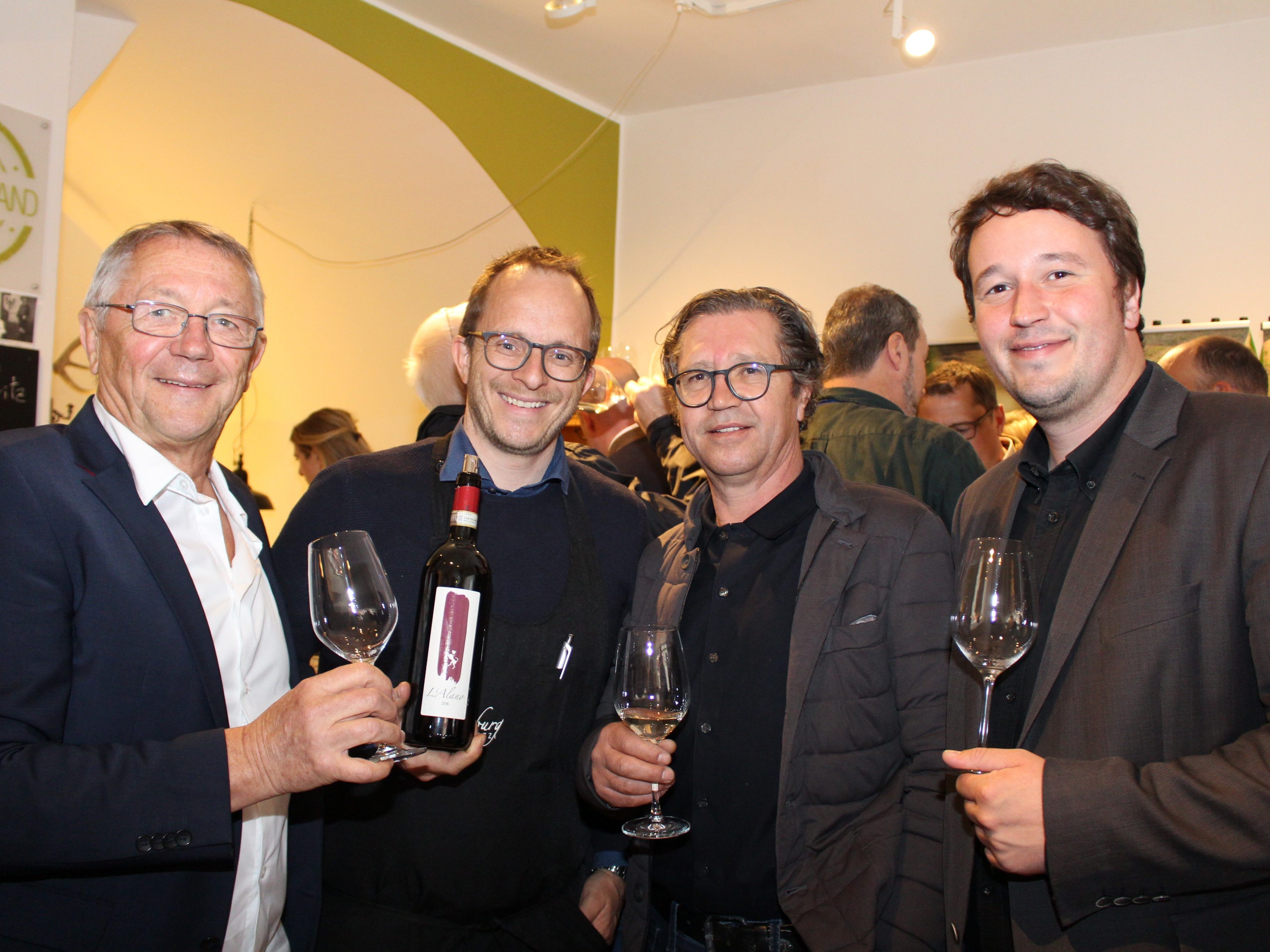 Im Zehnerland wurden feinste Pralinen und eleganter Wein aus der Toskana präsentiert. Im Zehnerland wurden feinste Pralinen und eleganter Wein aus der Toskana präsentiert.