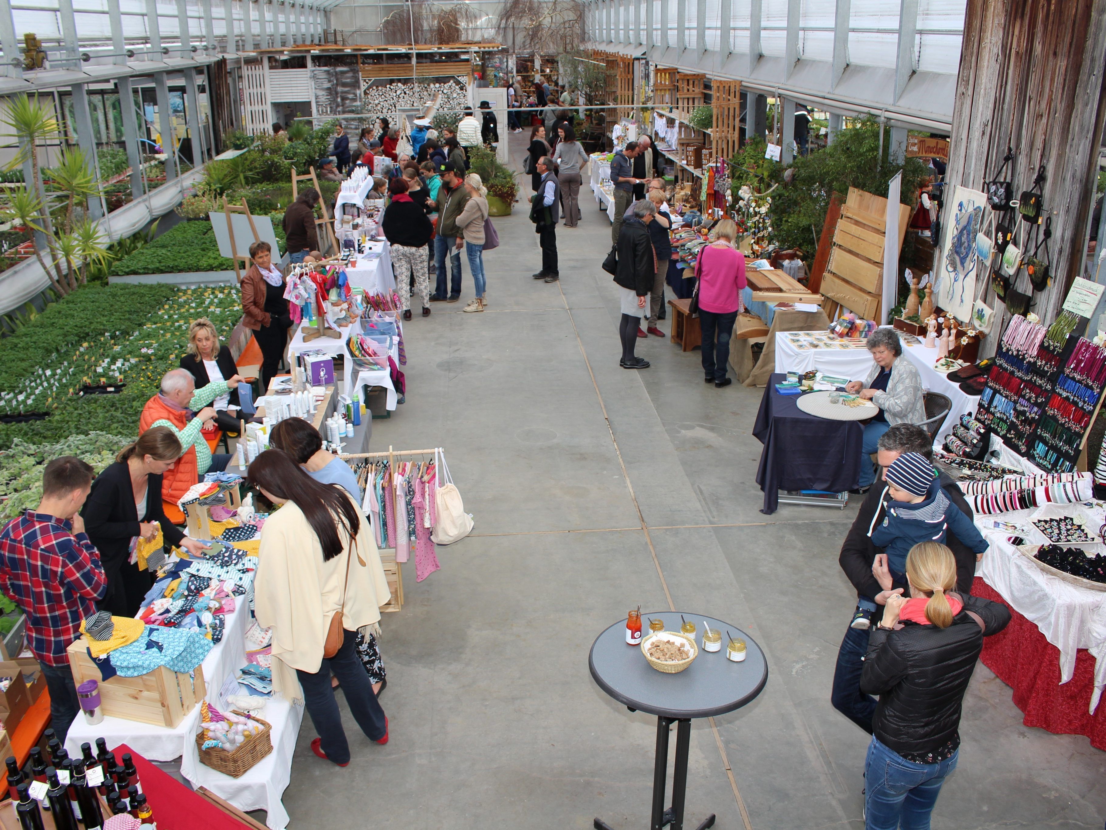 Kunst-, Handwerks- und Genuss-Markt im Augarten Kopf zog viele Besucher an. Kunst-, Handwerks- und Genuss-Markt im Augarten Kopf zog viele Besucher an.