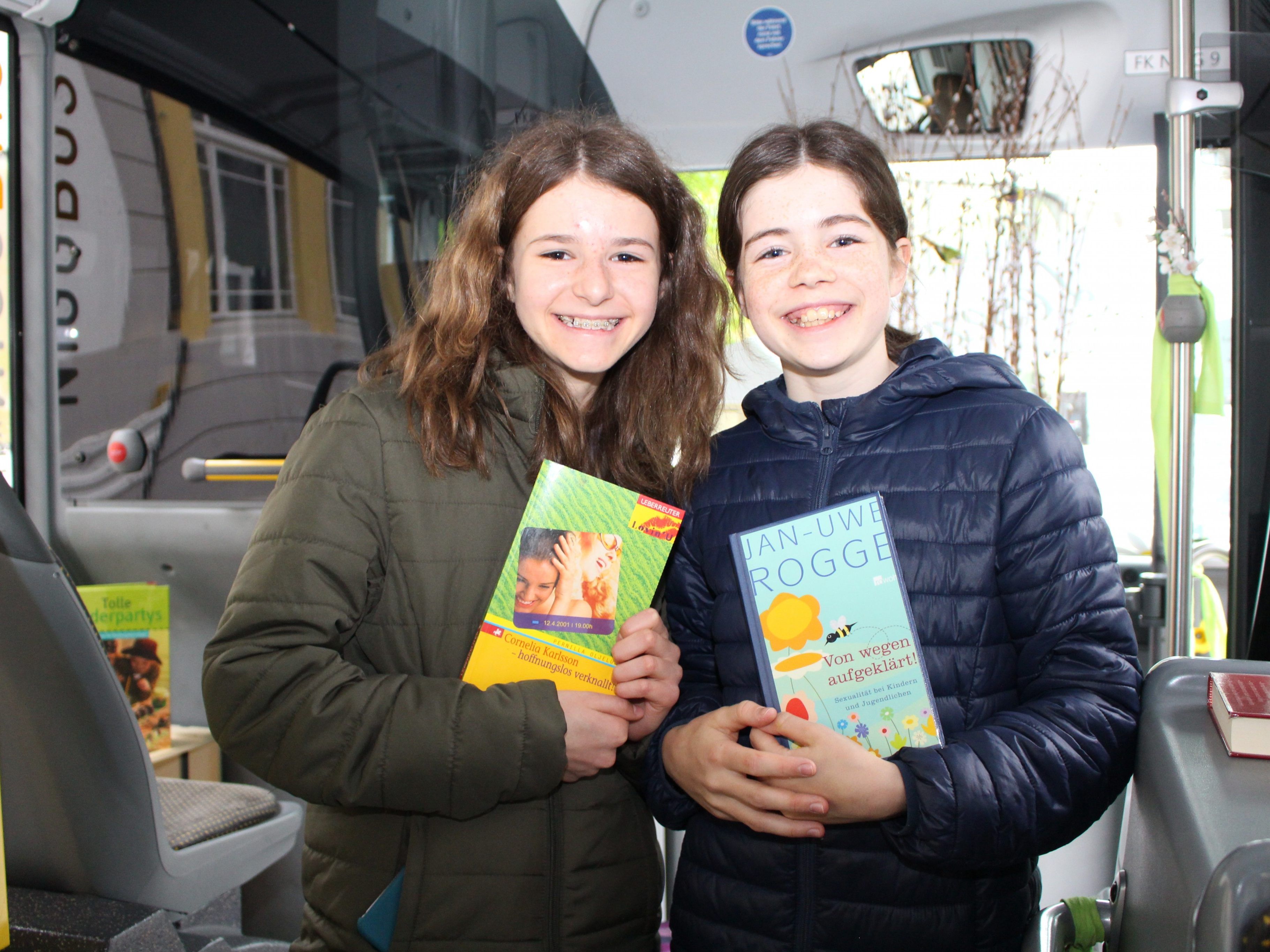 Amy und Emilie im Stadtbus mit dem Lesezimmer.