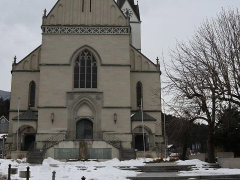 Am Kirchplatz zerrten die Täter den 16-Jährigen in ein Auto.