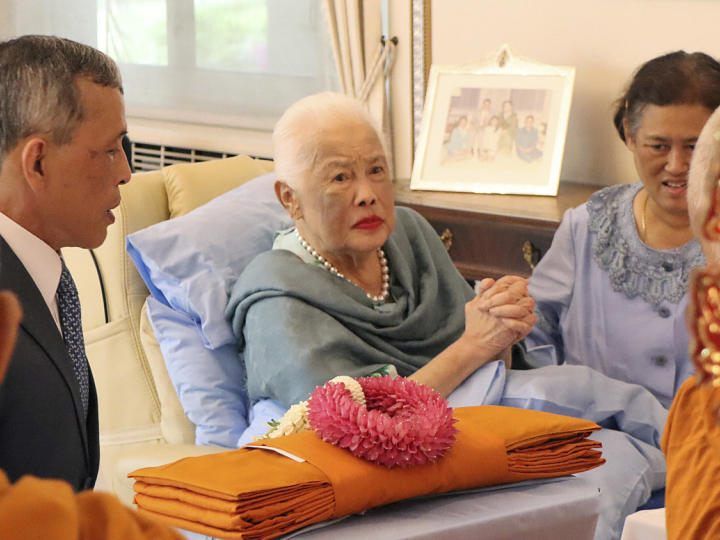 Die langjährige Königin wurde erneut wegen Fiebers ins Krankenhaus eingeliefert. Die langjährige Königin wurde erneut wegen Fiebers ins Krankenhaus eingeliefert.