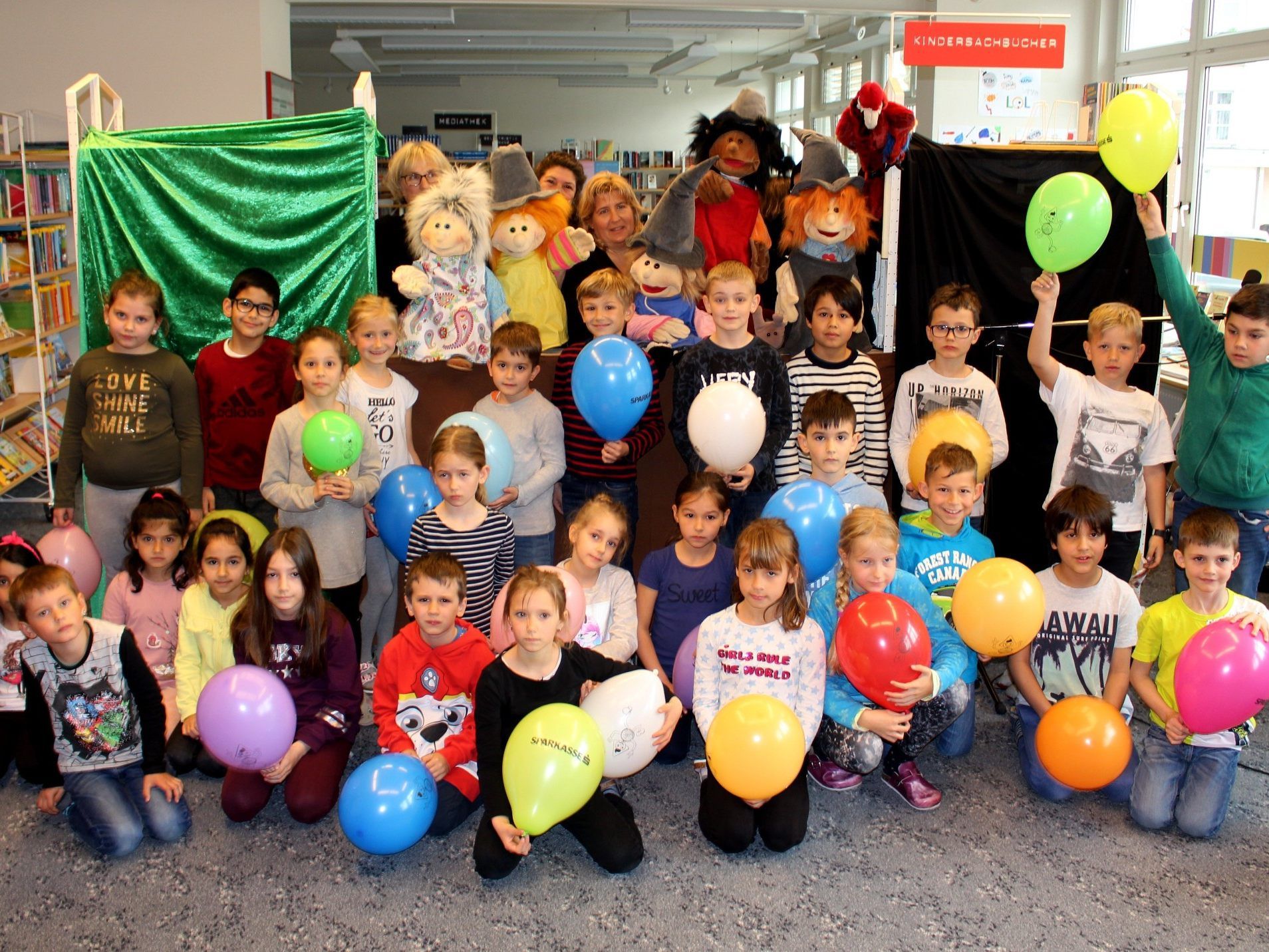 „Die Vorstadtpuppen“ aus Bregenz hatten bei den Volksschülern in der Schulbücherei mit der Aufführung der „Geschichte von den Farben“ ihren großen Auftritt.