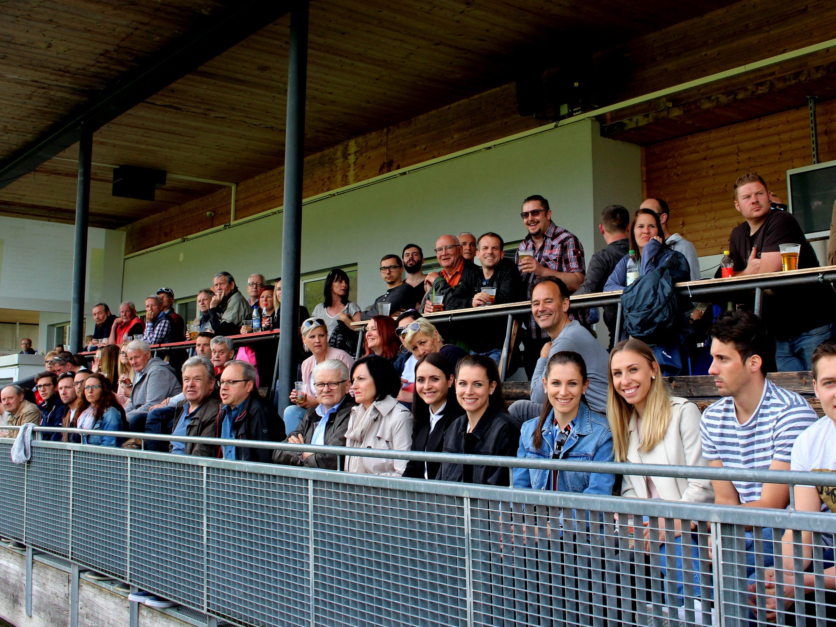 Ein volles Haus und beste Fußballstimmung: Besuchen Sie am Samstag das Heimspiel SV typico Lochau gegen Alberschwende im attraktiven Stadion Hoferfeld. Ein volles Haus und beste Fußballstimmung: Besuchen Sie am Samstag das Heimspiel SV typico Lochau gegen Alberschwende im attraktiven Stadion Hoferfeld.