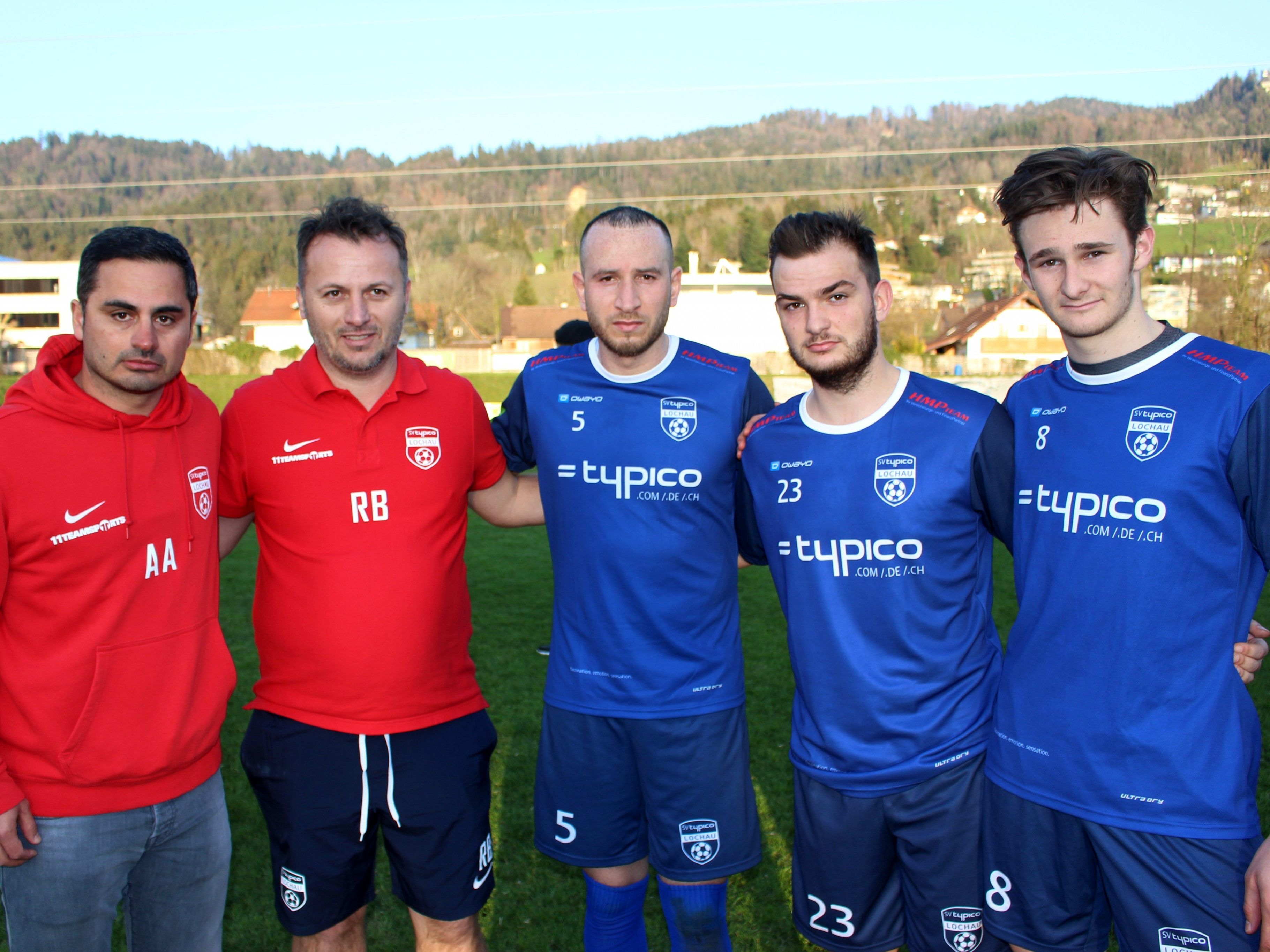 Cheftrainer Aydin Akdeniz, der neue Co-Trainer Robert Brzaj, der aktuell beste Lochauer Torschütze Semih Yasar sowie die Neuerwerbungen Benjamin Kaufmann und Leon Endres.