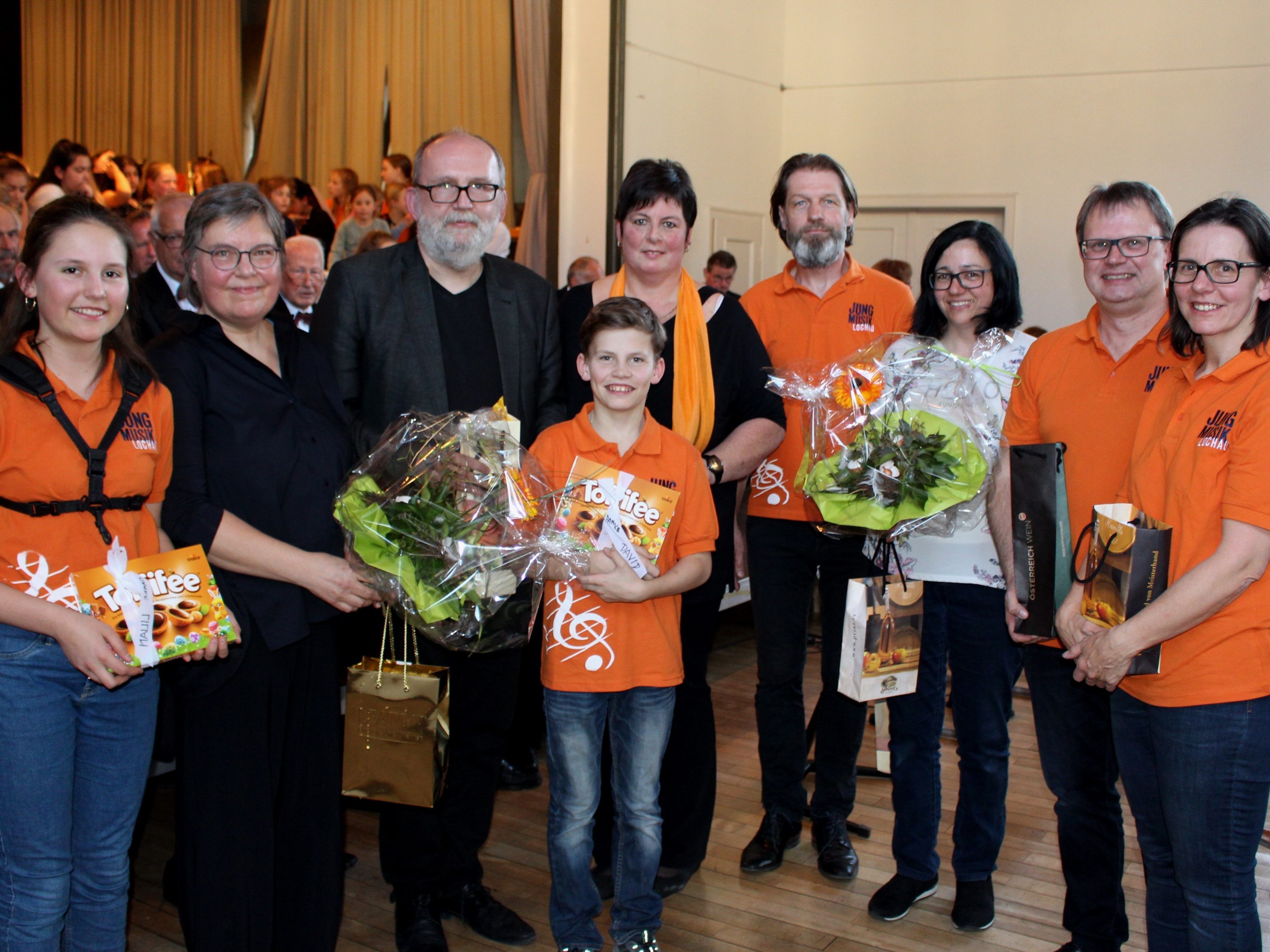 Lilian Freudenthaler, Brigitte Dünser, Alfred Dünser, David Schmid, Kulturreferentin Petra Rührnschopf, Stefan Nobis, Ingrid Zach sowie die Jugendreferenten des MV Lochau Michael und Michaela Schmid. Lilian Freudenthaler, Brigitte Dünser, Alfred Dünser, David Schmid, Kulturreferentin Petra Rührnschopf, Stefan Nobis, Ingrid Zach sowie die Jugendreferenten des MV Lochau Michael und Michaela Schmid.
