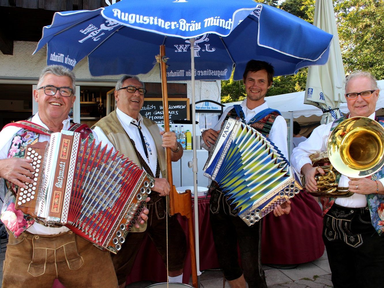 Stimmungsvolles Maibaumfest rund um das Gasthaus Moosegg am Pfänder mit dem „Pfänderecho“ sowie den zahlreichen traditionellen Maibaum-Fest-Aktivitäten. Stimmungsvolles Maibaumfest rund um das Gasthaus Moosegg am Pfänder mit dem „Pfänderecho“ sowie den zahlreichen traditionellen Maibaum-Fest-Aktivitäten.