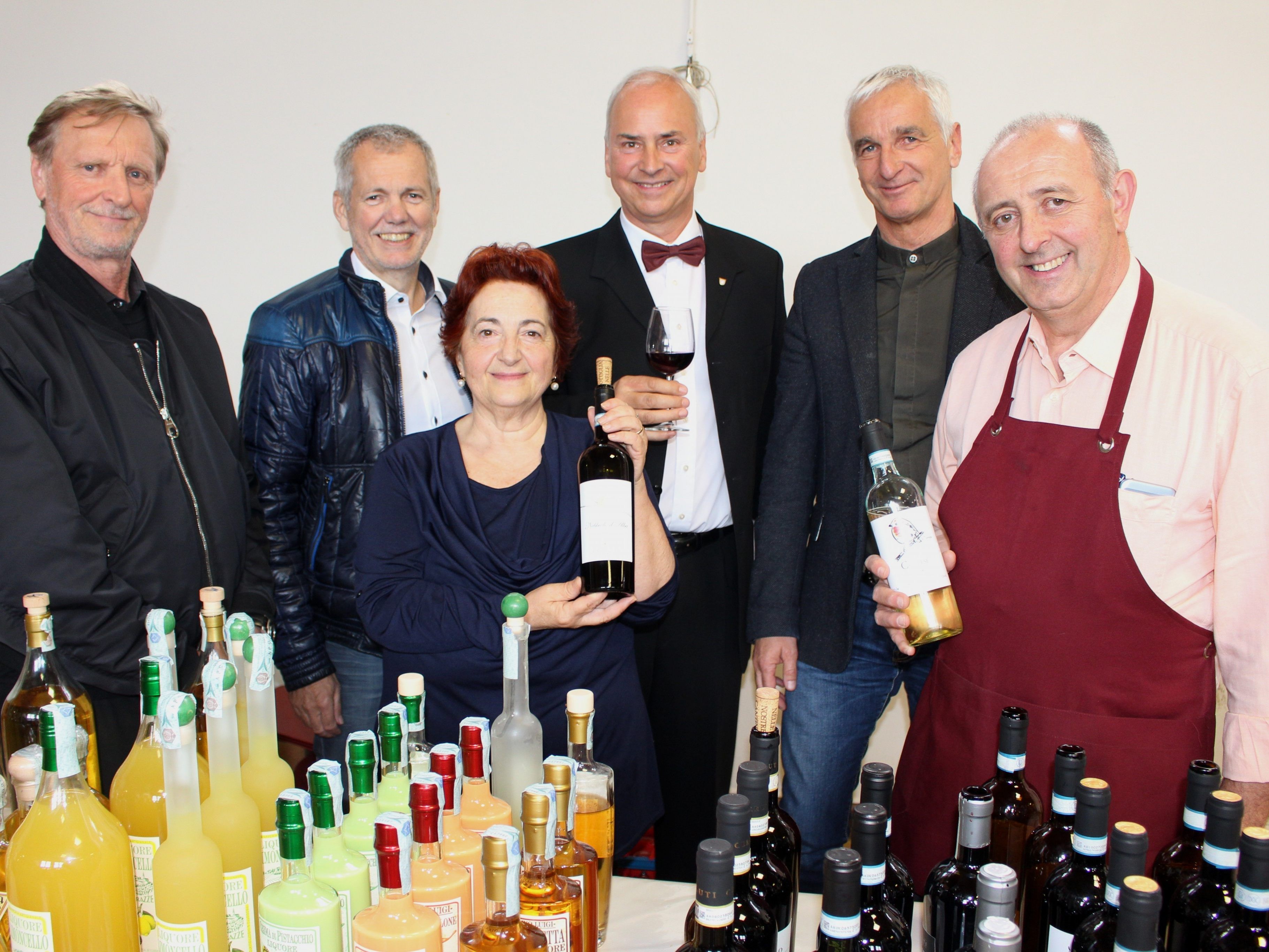 Piemont-Markt in Lochau: Carolina Masoero und Michelino Bolla aus Alba im Piemont bedanken sich bei den Initiatoren Franz Müller, Robert Sturn, Arthur Stauber und Markus Graz, von links. Piemont-Markt in Lochau: Carolina Masoero und Michelino Bolla aus Alba im Piemont bedanken sich bei den Initiatoren Franz Müller, Robert Sturn, Arthur Stauber und Markus Graz, von links.