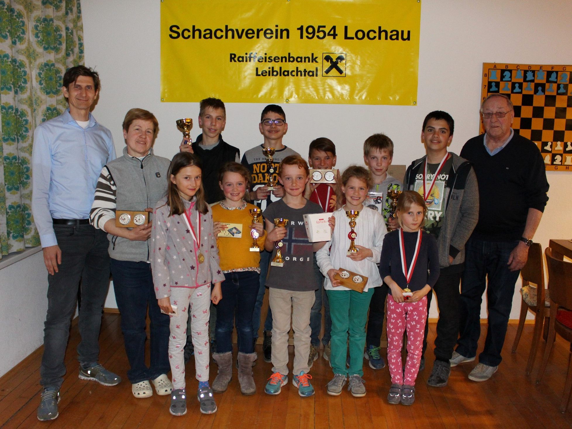 Die erfolgreichen jungen Schachspieler – Nachwuchs und B-Mannschafts-Kader – mit Pokalen, Medaillen und Sachpreisen beim Siegerfoto mit Obmann Manfred Mayr und Nachwuchsbetreuer Hans Rigg. Die erfolgreichen jungen Schachspieler – Nachwuchs und B-Mannschafts-Kader – mit Pokalen, Medaillen und Sachpreisen beim Siegerfoto mit Obmann Manfred Mayr und Nachwuchsbetreuer Hans Rigg.