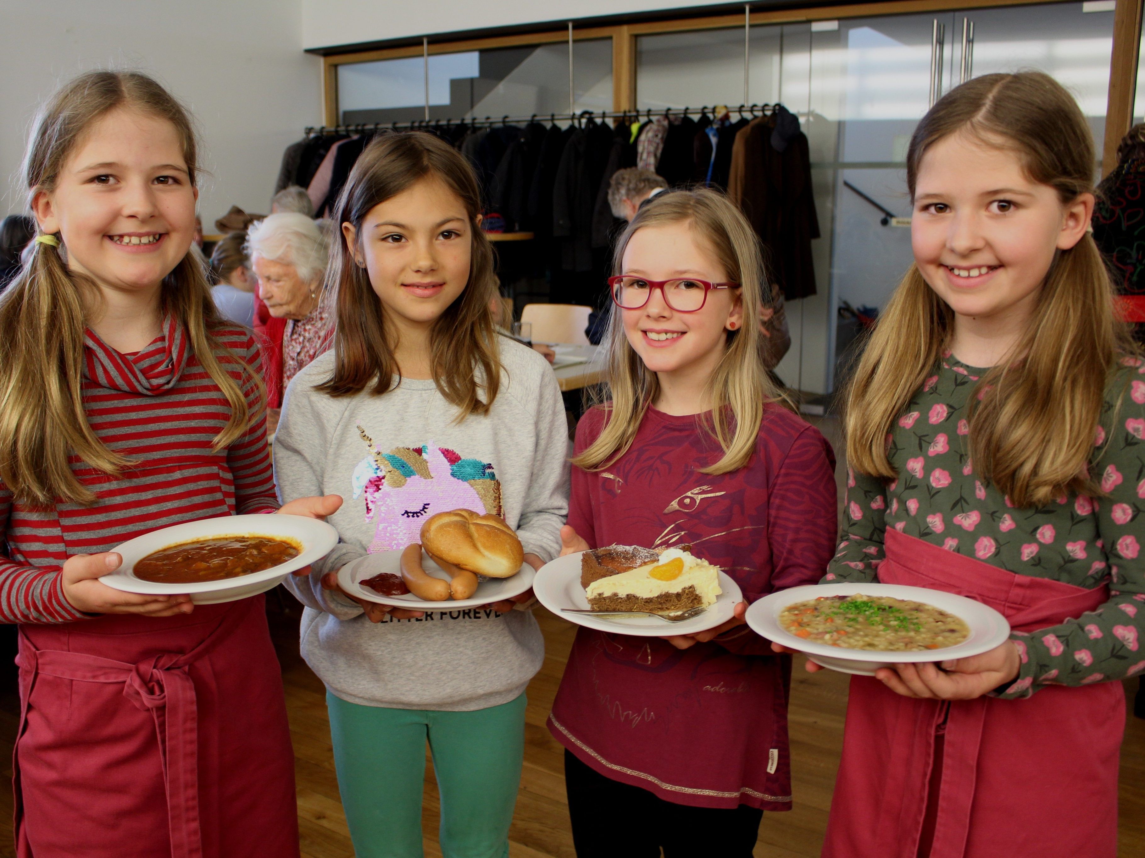 Feine Suppen, Wienerle und hausgemachte Torten, auch den Kindern schmeckt´s beim „Lochauer Suppentag“ des Missionskreises der Pfarre und der Arbeitsgemeinschaft Katholischer Soldaten ausgezeichnet. Feine Suppen, Wienerle und hausgemachte Torten, auch den Kindern schmeckt´s beim „Lochauer Suppentag“ des Missionskreises der Pfarre und der Arbeitsgemeinschaft Katholischer Soldaten ausgezeichnet.