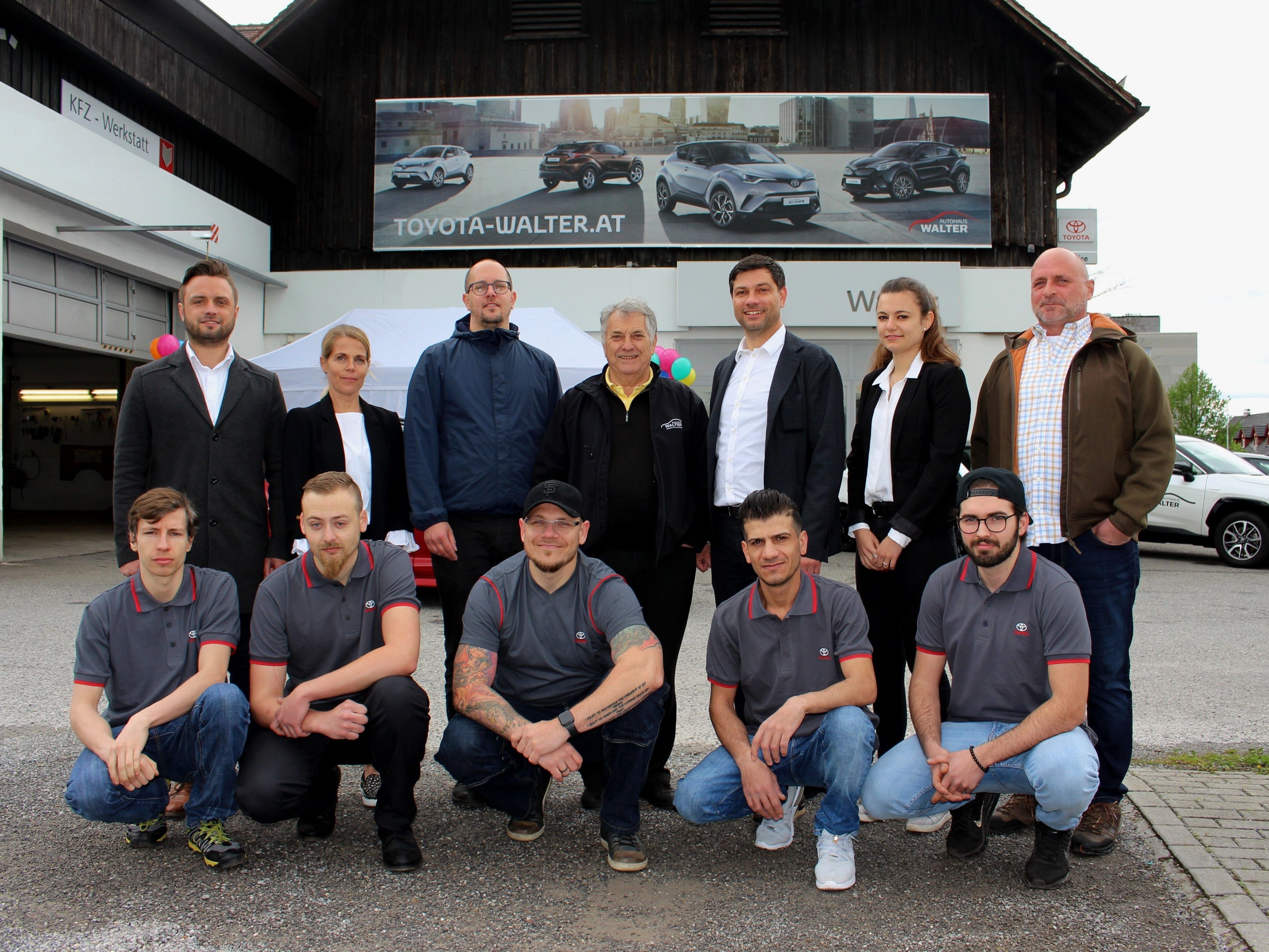 Das erfolgreiche „Toyota Walter“-Team freute sich, bei der „Doppel-Premiere“ zahlreiche Besucher im heimischen Autohaus begrüßen zu dürfen. Das erfolgreiche „Toyota Walter“-Team freute sich, bei der „Doppel-Premiere“ zahlreiche Besucher im heimischen Autohaus begrüßen zu dürfen.