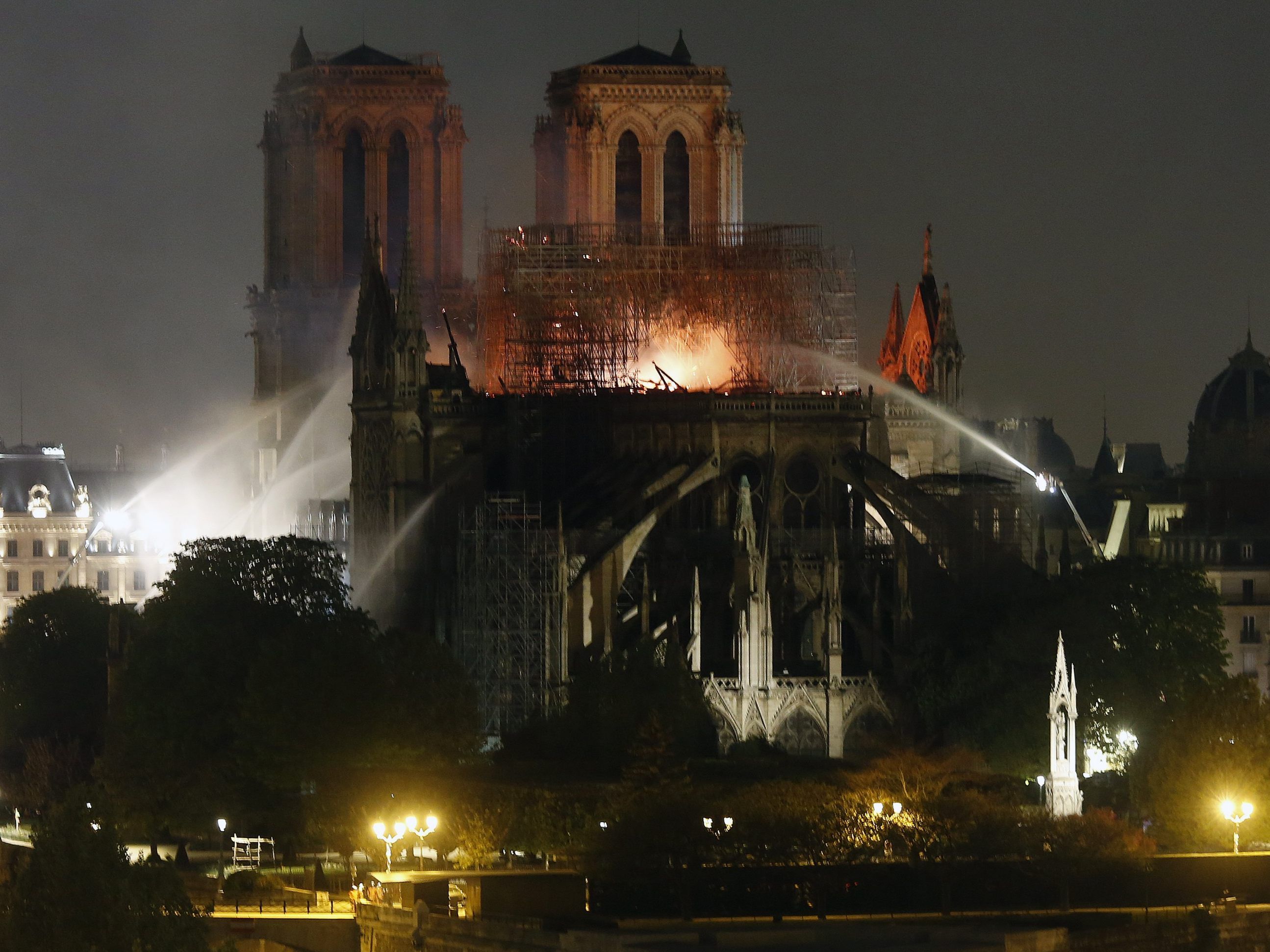 Am 15. April 2019 beschädigte ein Brand die Kathedrale Notre Dame in Paris schwer. Am 15. April 2019 beschädigte ein Brand die Kathedrale Notre Dame in Paris schwer.