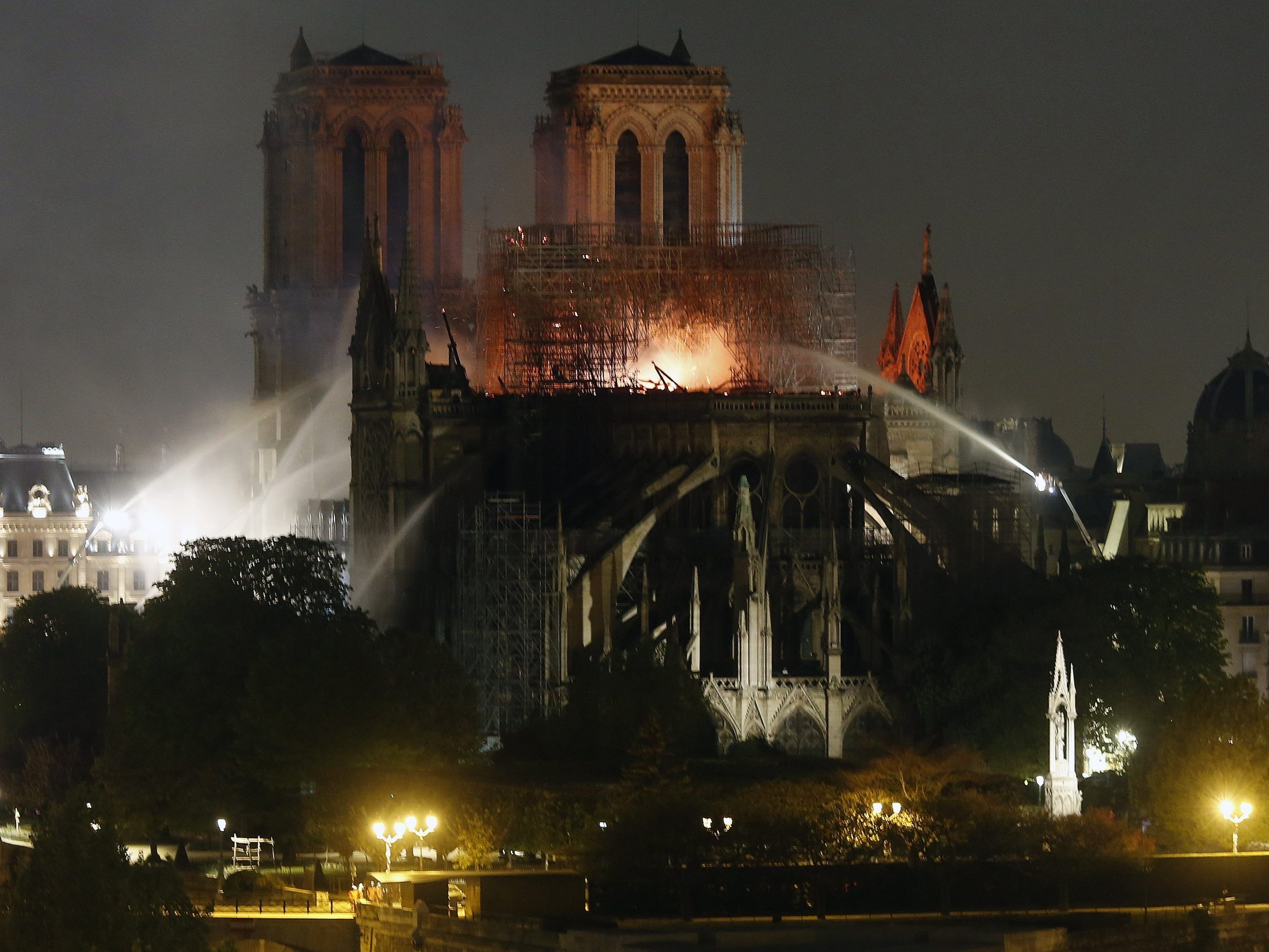 Am 15. April 2019 beschädigte ein Brand die Kathedrale Notre Dame in Paris schwer.