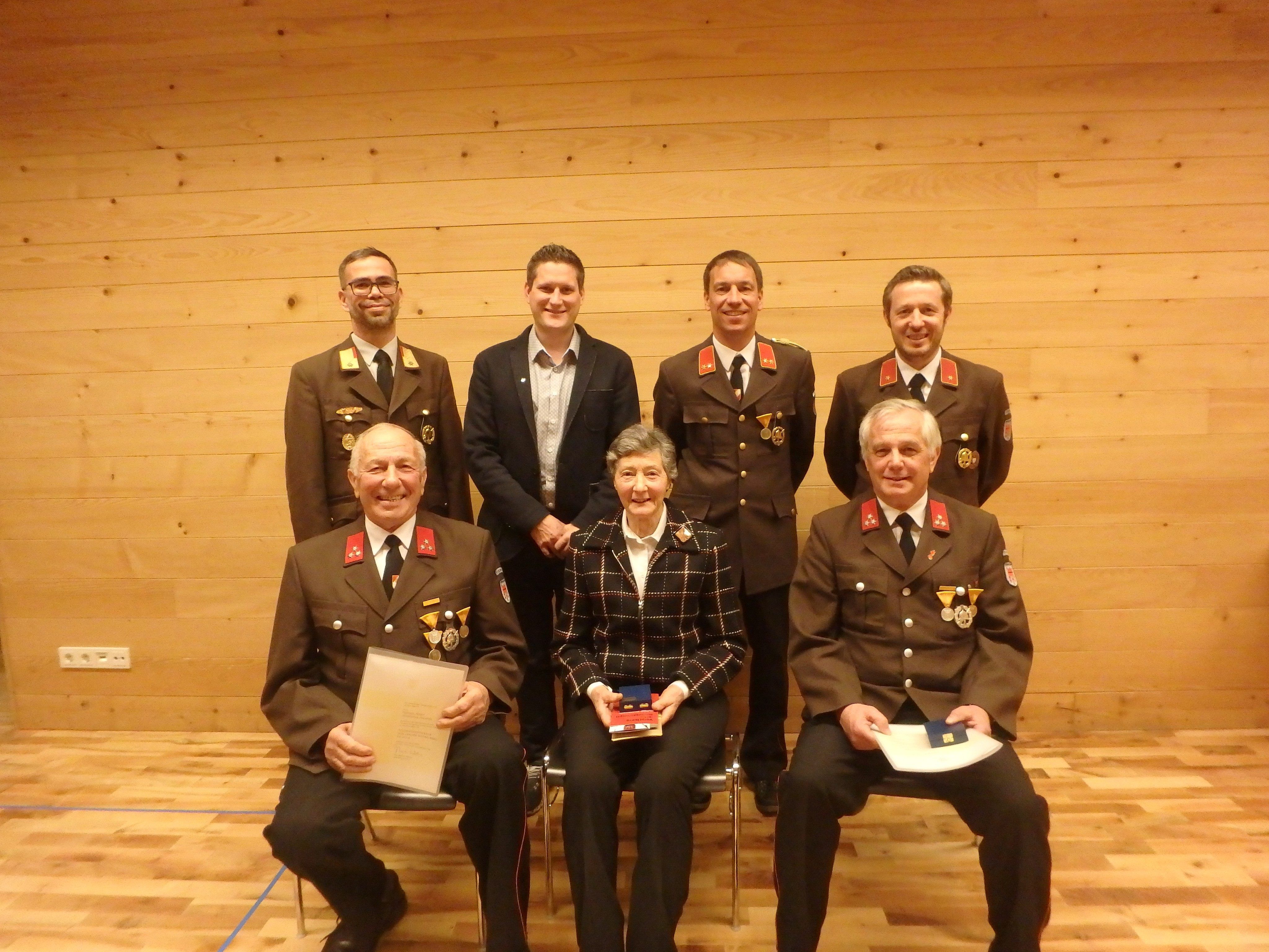 vorne v.li.: Die Geehrten Michael Peter mit Gattin, Kurt Nägele. Hinten v.li.: AFK Michael Moosbrugger, Bgm. Steve Mayr, Kdt. Bernd Nachbaur, Kdt-Stv. Christoph Dobler. vorne v.li.: Die Geehrten Michael Peter mit Gattin, Kurt Nägele. Hinten v.li.: AFK Michael Moosbrugger, Bgm. Steve Mayr, Kdt. Bernd Nachbaur, Kdt-Stv. Christoph Dobler.